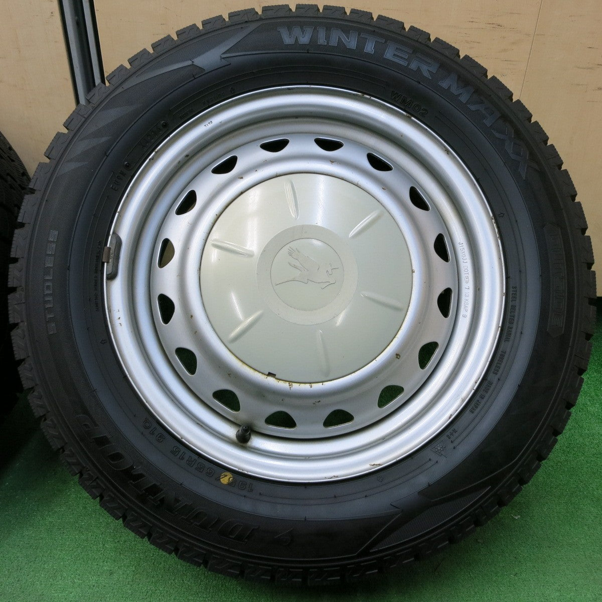 *送料無料* バリ溝！キレイ！9.5分以上★スタッドレス 195/65R15 ダンロップ ウインターマックス WM02 スチール 15インチ PCD100 114.3/4H マルチ★4050111イス