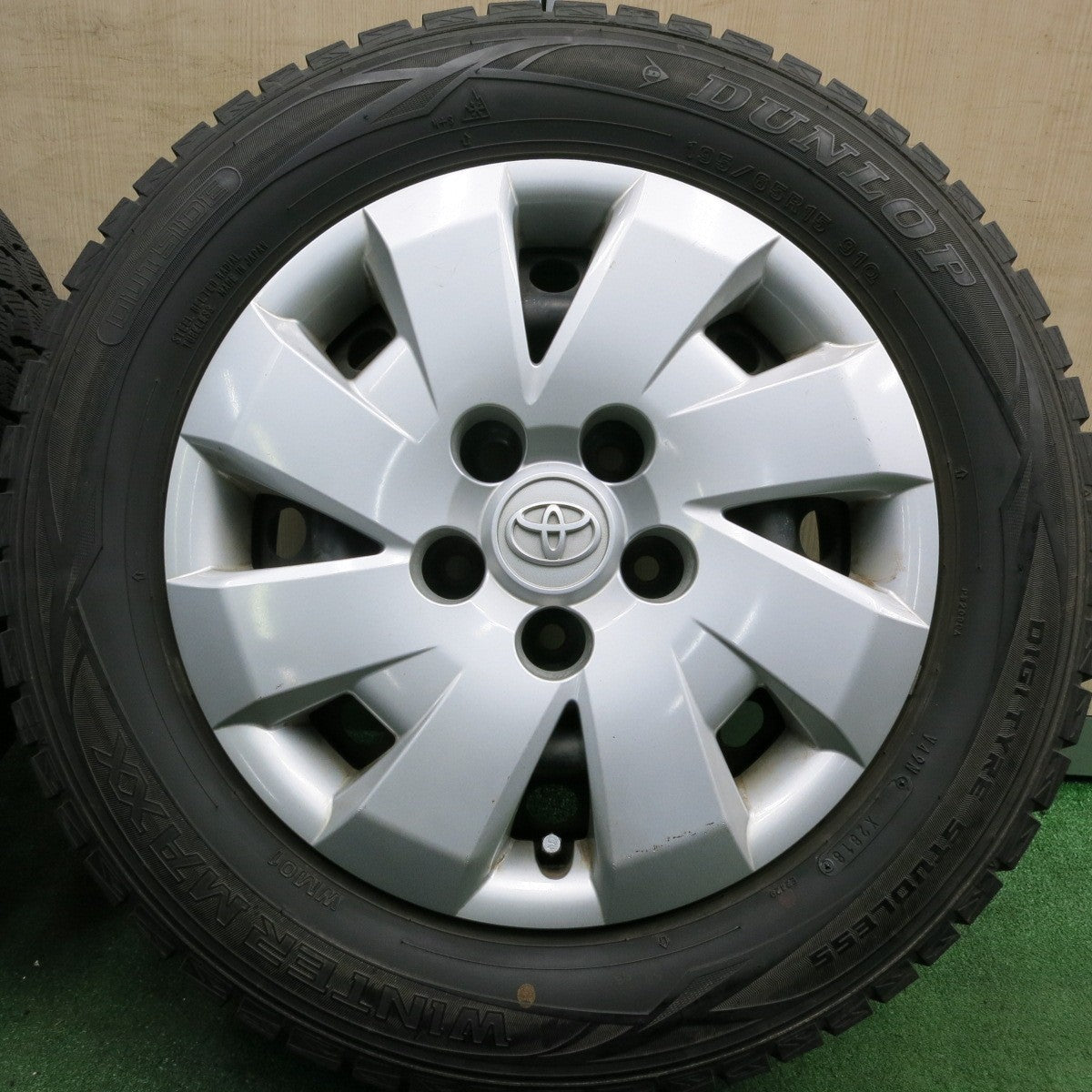 *送料無料* バリ溝！9分★トヨタ カローラ ルミオン 純正 スチール 195/65R15 スタッドレス ダンロップ ウインターマックス WM01 PCD114.3/5H★4051707HAス