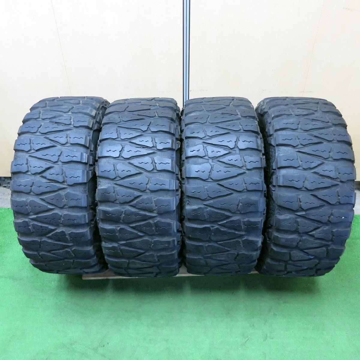 *送料無料* バリ溝！9.5分★FUEL 33×12.50R17 ニットー Mud Grappler EXTREME TERRAIN フューエル PCD135 139.7/6H マルチ★4060401ナノ