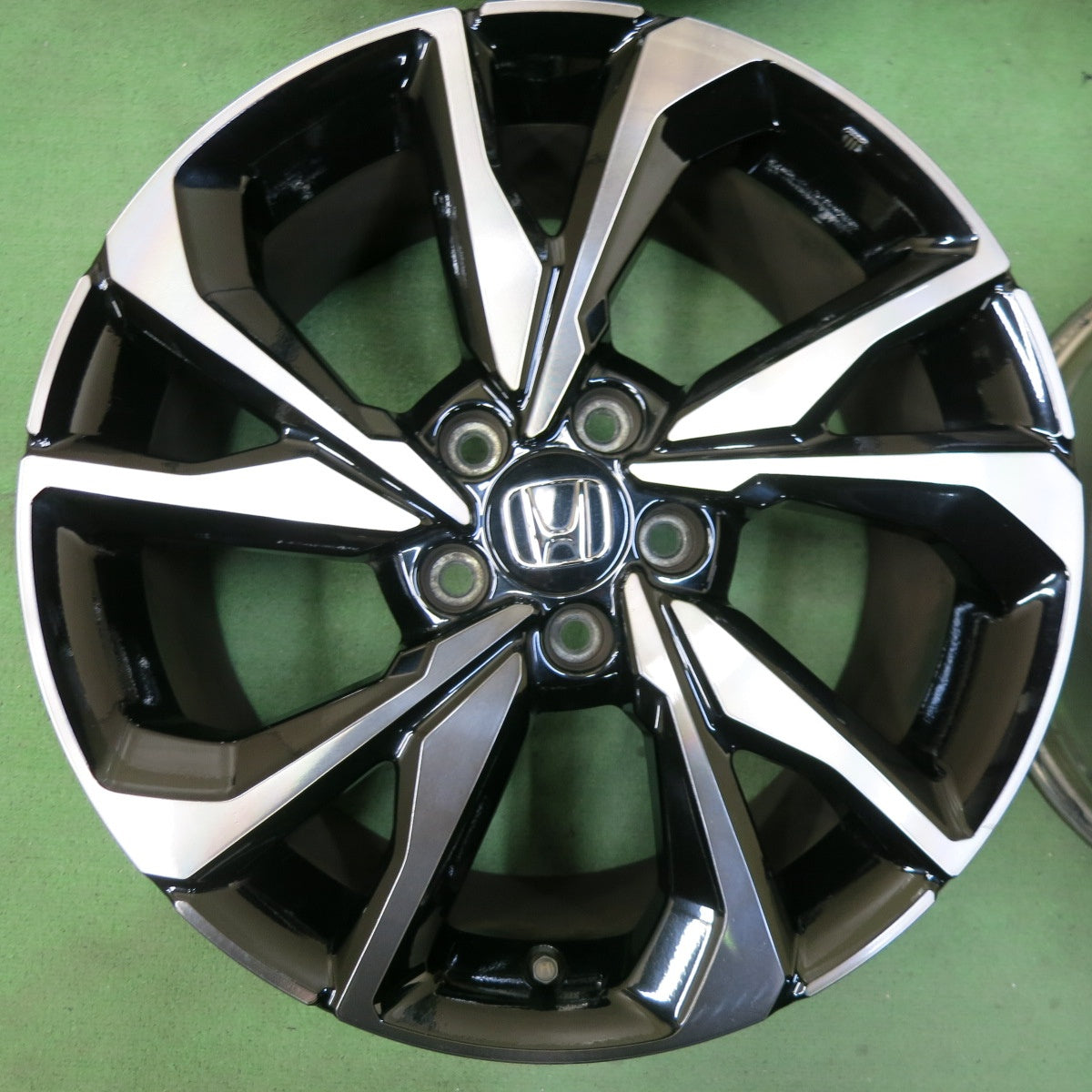 美品】ホンダ FK7 シビック ハッチバック 後期 純正 18in 8J +50