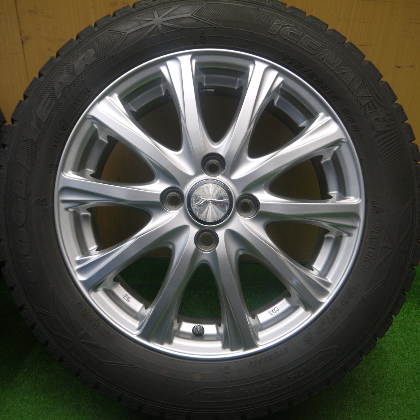 [送料無料] キレイ★スタッドレス 175/65R15 グッドイヤー アイスナビ6 JOKER ジョーカー 15インチ PCD100/4H★4112506Hス