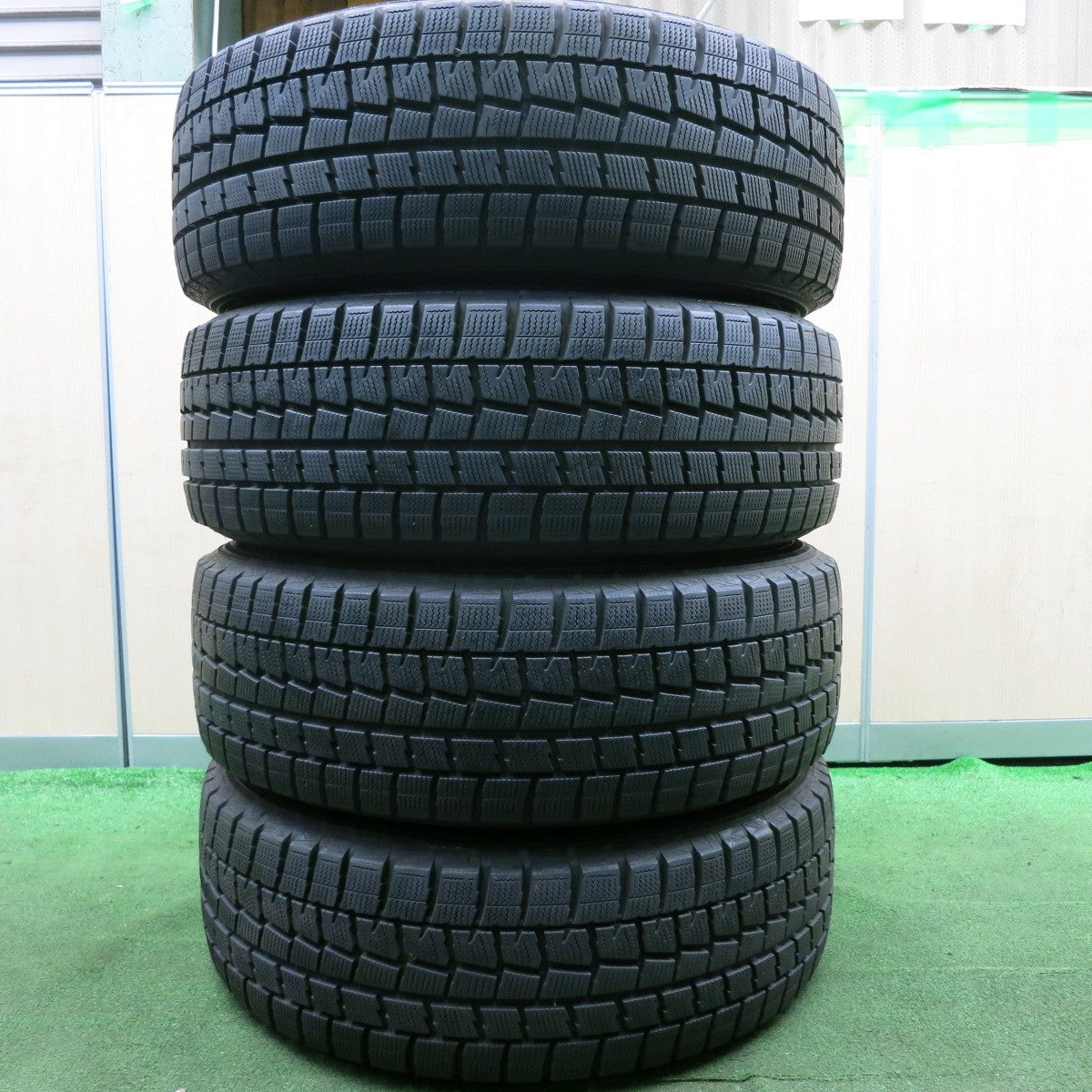 *送料無料* バリ溝！キレイ！9.5分★スタッドレス 215/60R17 ダンロップ ウインターマックス WM01 Tiradoδ ティラード 17インチ PCD114.3/5H★4052201HAス