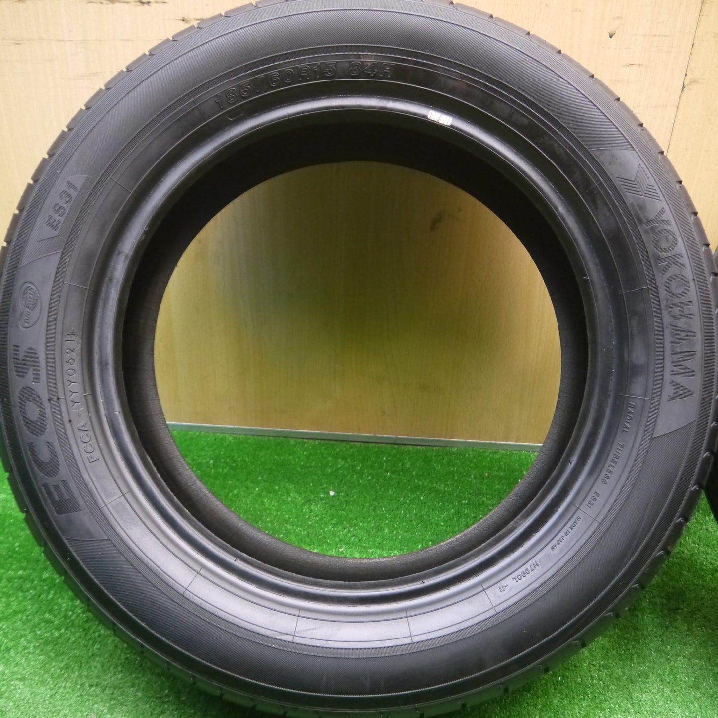 [送料無料] バリ溝！21年！ほぼ10分★185/60R15 ヨコハマ エコス ES31 タイヤ 15インチ フィット シャトル スイフト 等★4102201Hノタ