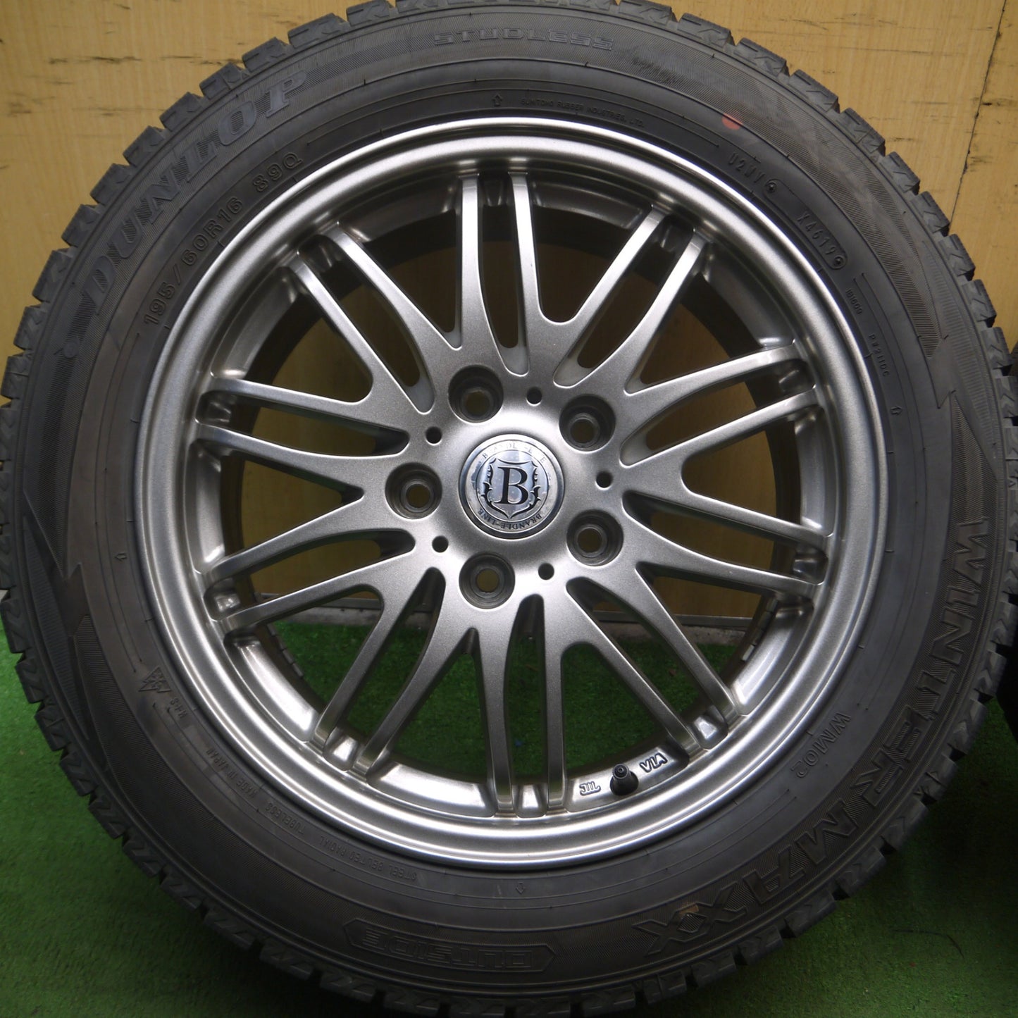 *送料無料* バリ溝！9.5分★スタッドレス 195/60R16 ダンロップ ウインターマックス WM02 BRANDLE-LINE ブランドルライン PCD114.3/5H★4042307Hス