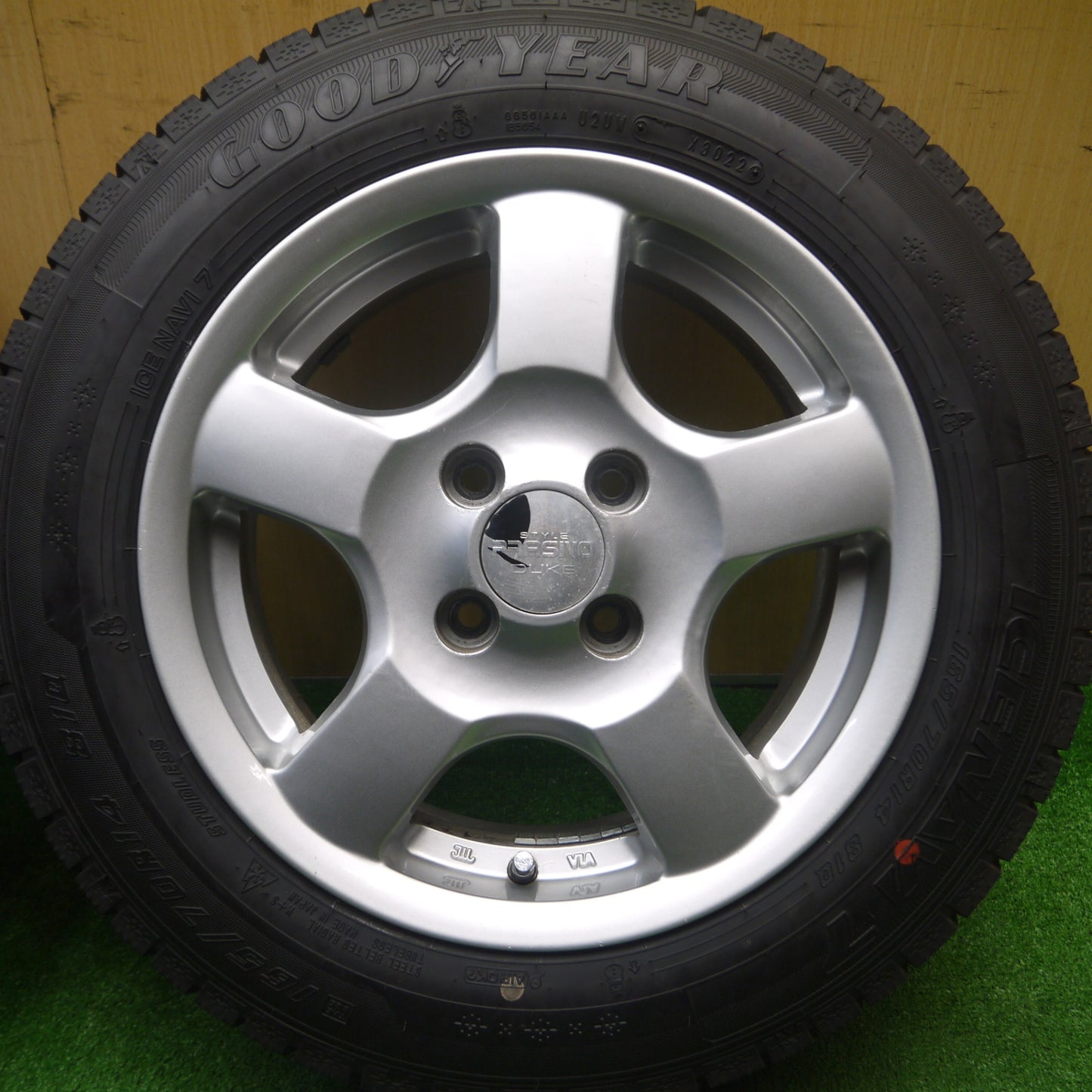 [送料無料] 超バリ溝！22年！ほぼ10分★スタッドレス 165/70R14 グッドイヤー アイスナビ7 STYLE PRASINO DUKE 14インチ PCD100/4H★4102906Hス