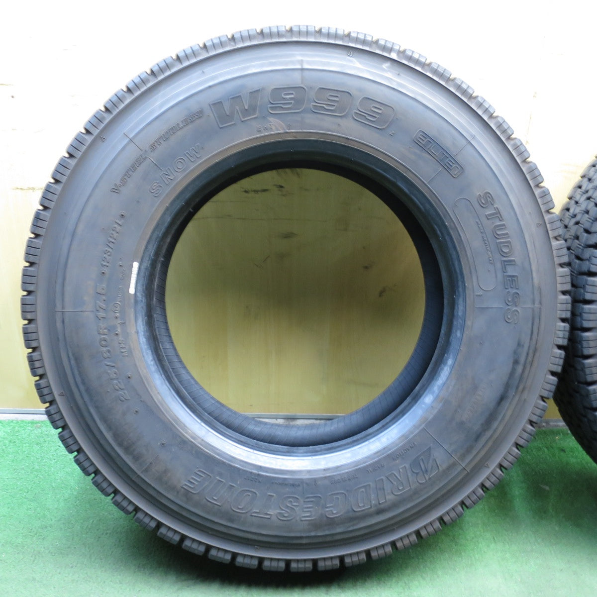 *送料無料* バリ溝！23年！9分★トラック タイヤ 225/80R17.5 123/122L スタッドレス ブリヂストン W999 17.5インチ★4032301クスタ