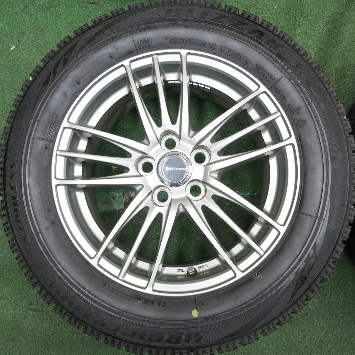 *送料無料* バリ溝！キレイ！9.5分★プリウス等 195/65R15 スタッドレス ブリヂストン ブリザック VRX ECO FORME エコフォルム PCD100/5H★4062703HAス