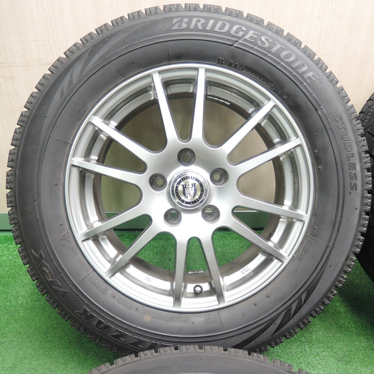 *送料無料* 4本価格★スタッドレス 205/65R16 ブリヂストン ブリザック VRX NIRVANA NV ニルバーナ ニルヴァーナ  PCD114.3/5H★3101912TNス