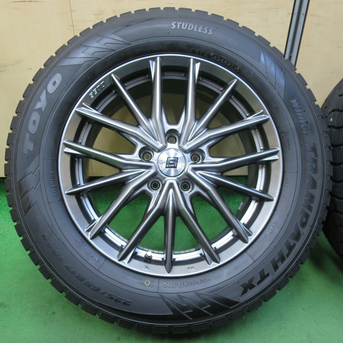 [送料無料] バリ溝！キレイ！9.5分★スタッドレス 225/65R17 トーヨー ウインター トランパス TX SEIN ザイン 17インチ PCD114.3/5H★4110510イス