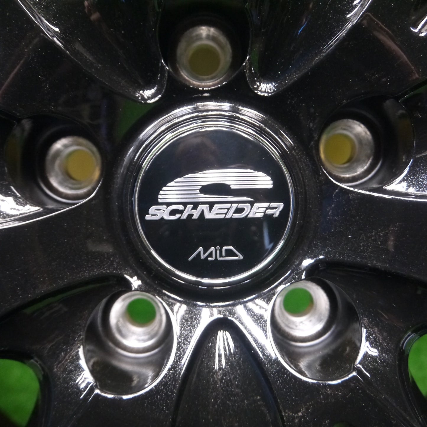 [送料無料] バリ溝！23年！キレイ！ほぼ10分★スタッドレス 215/50R18 ピレリ アイスゼロ アシンメトリコ SCHNEIDER MiD シュナイダー PCD114.3/5H★4101602Hス