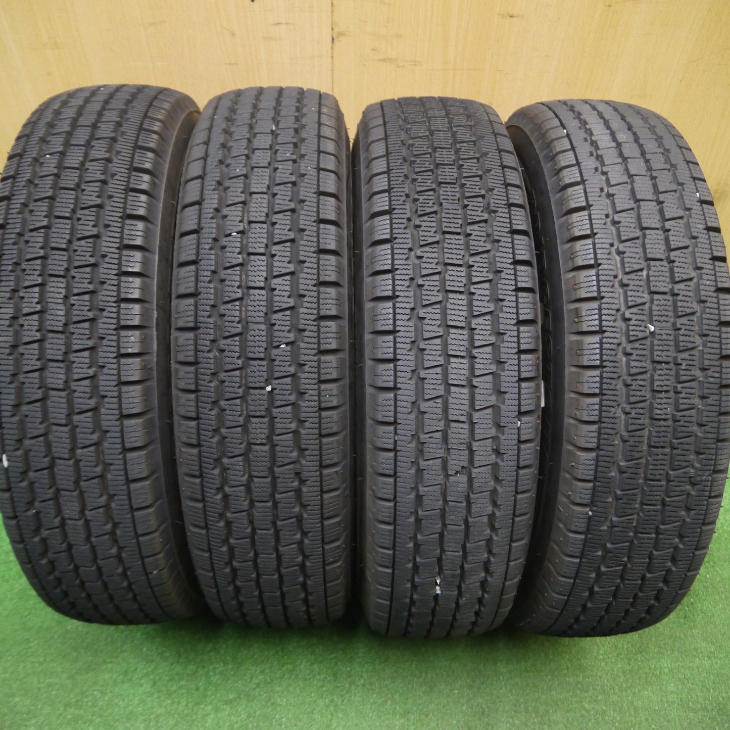 [送料無料] バリ溝！23年！8.5分★スタッドレス 145/80R12 80/78N ブリヂストン W300 スチール 12インチ PCD100 110 114.3/4H マルチ★4121602Hス