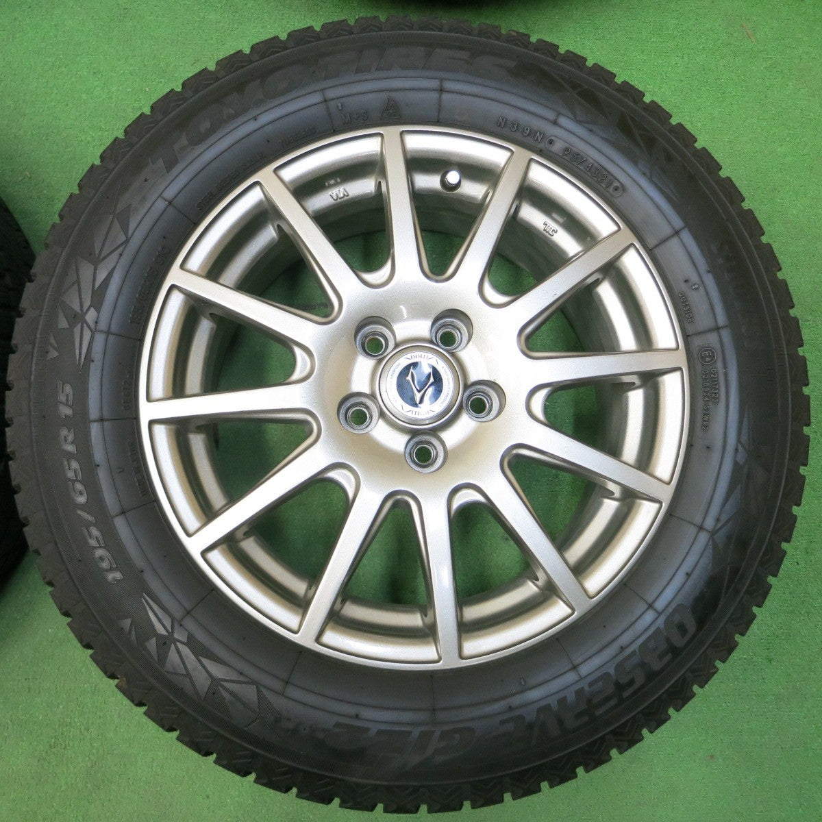 *送料無料* バリ溝！21年！綺麗！9分★プリウス 等 195/65R15 スタッドレス トーヨー オブザーブ GIZ2 VATRRA バトラ 15インチ PCD100/5H★4042611イス