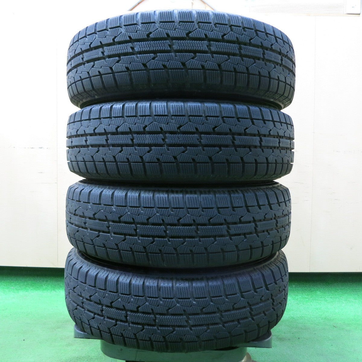 *送料無料* バリ溝！21年！キレイ！9.5分以上★スタッドレス 165/70R14 トーヨー オブザーブ ガリット GIZ SCHNEIDER MiD シュナイダー 14インチ PCD100/4H★4051108イス