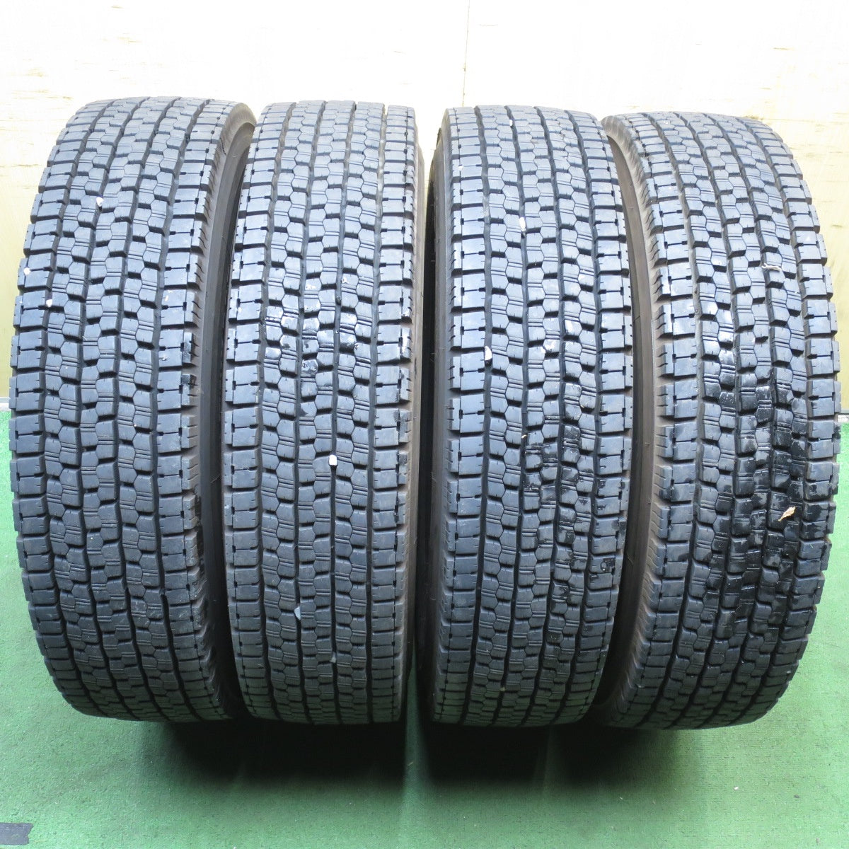 *送料無料* バリ溝！23年！9.5分★トラック タイヤ 225/80R17.5 123/122L スタッドレス ブリヂストン W999 17.5インチ★4052908クスタ