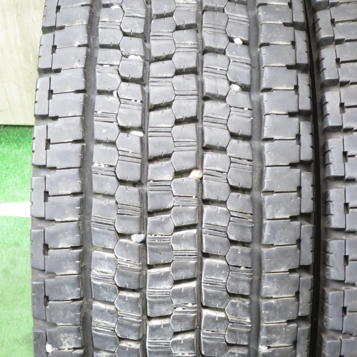 *送料無料* バリ溝！22年！9分★トラック タイヤ 245/70R19.5 136/134J スタッドレス ブリヂストン W999 19.5インチ★4052803クスタ