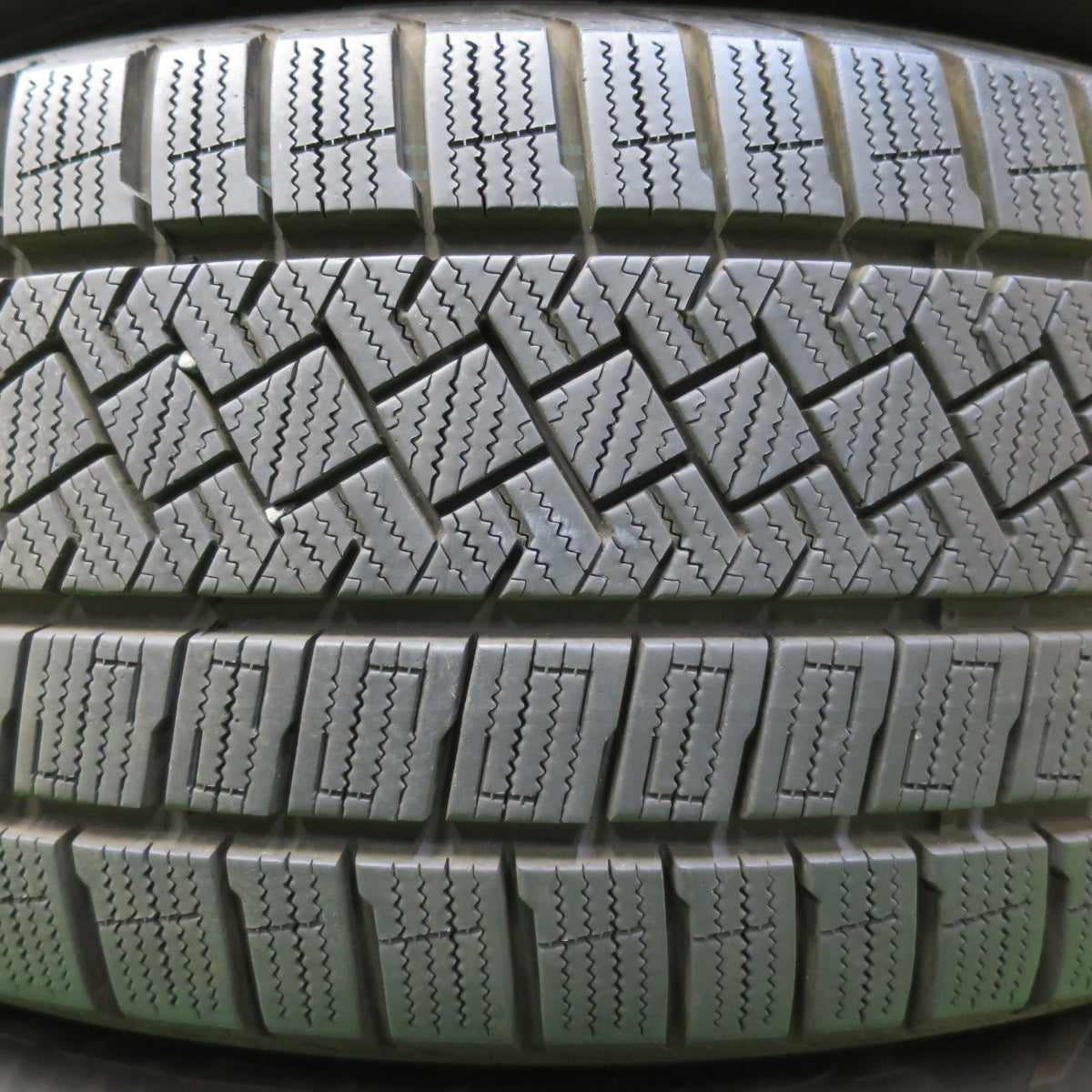 *送料無料* バリ溝！22年！キレイ！9分★ベンツ 等 TAS JAPAN 225/55R17 スタッドレス ピレリ アイスゼロ アシンメトリコ 17インチ PCD112/5H★4071206イス