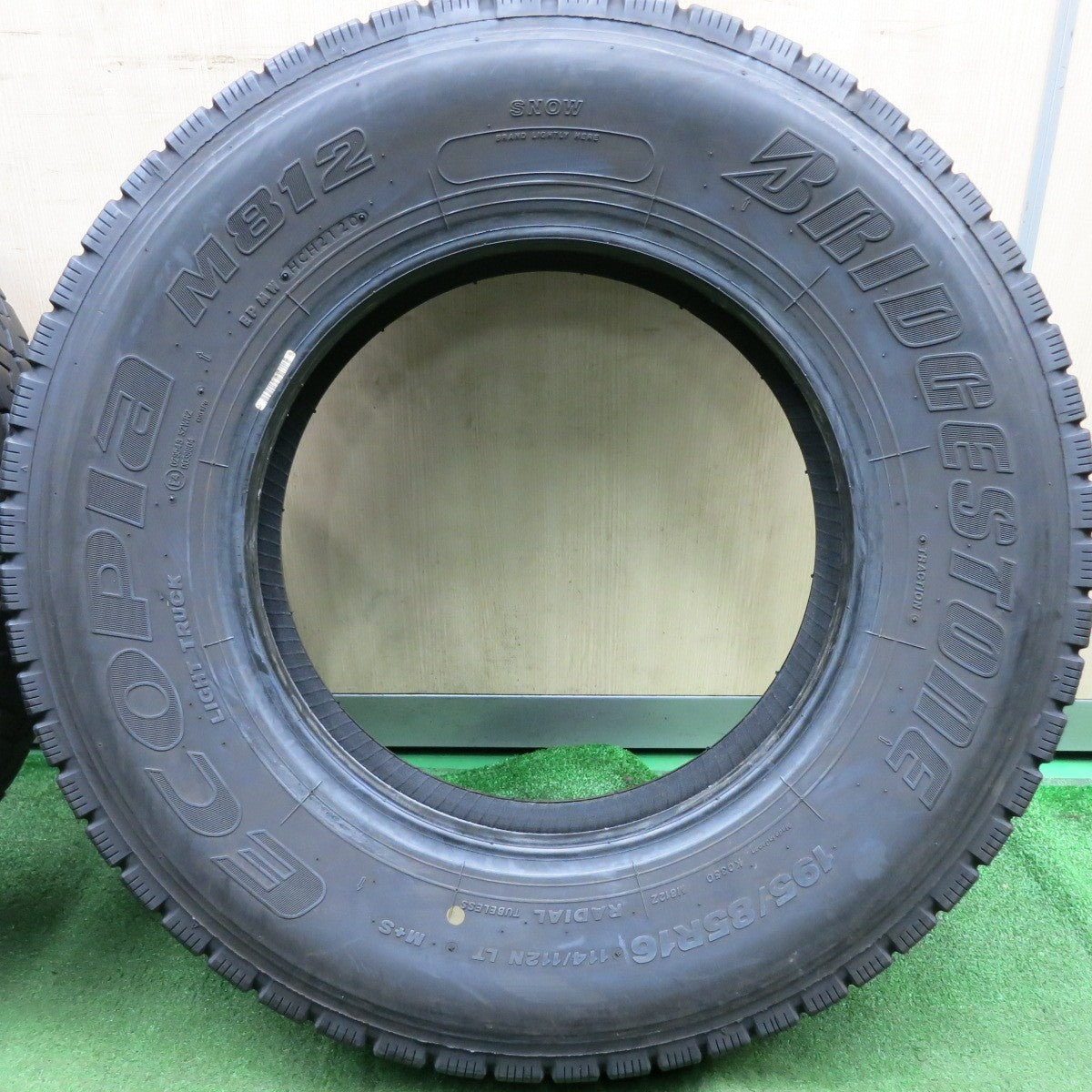 *送料無料* バリ溝！20年！8.5分★トラック タイヤ 195/85R16 114/112N ブリヂストン エコピア M812 ミックス オールシーズン 16インチ★4071411HAノタ