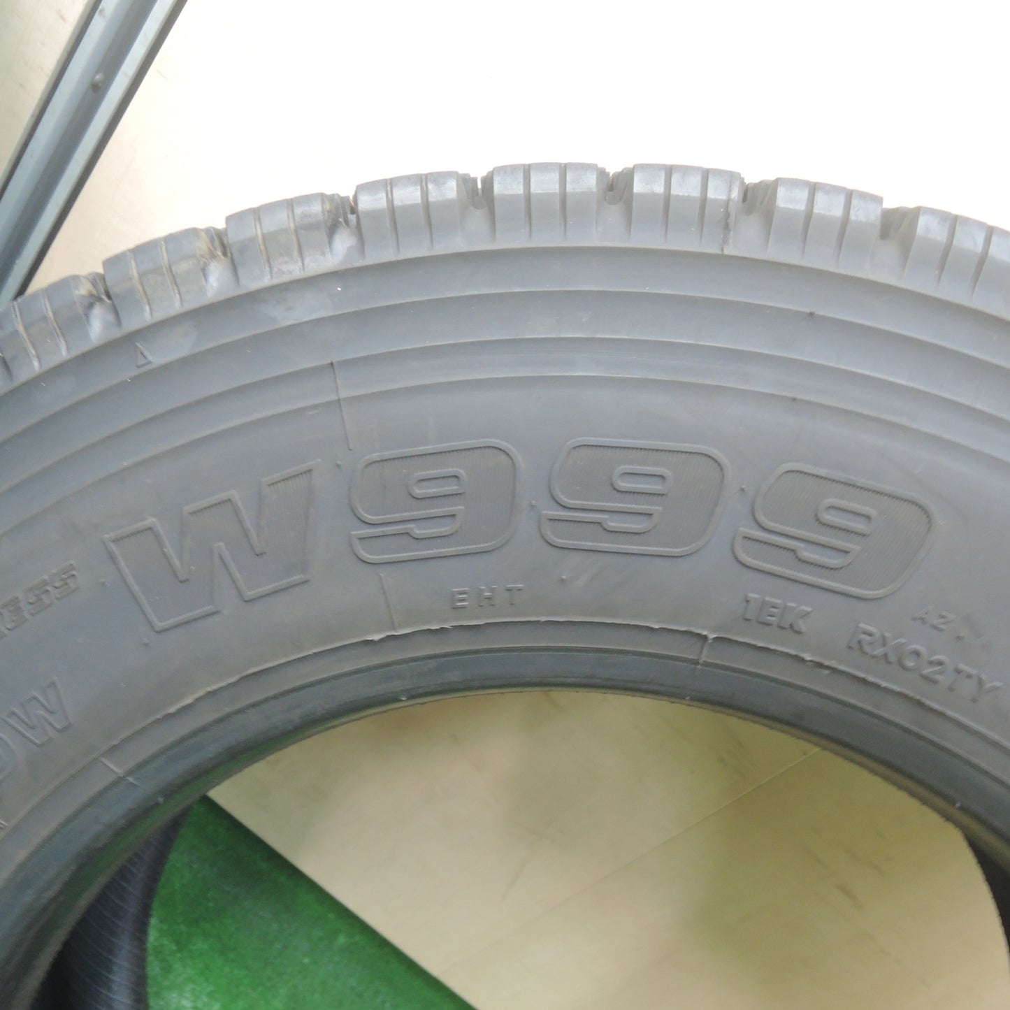 *送料無料* バリ溝！23年！9.5分★トラック タイヤ 245/70R19.5 136/134J スタッドレス ブリヂストン W999 19.5インチ★4042405KMスタ