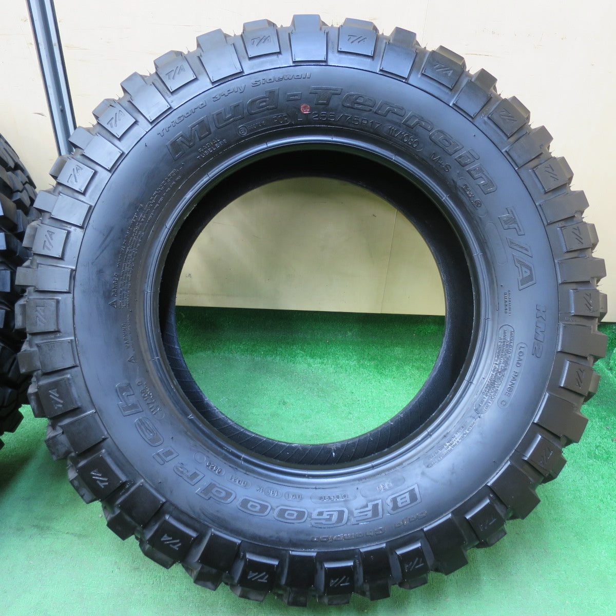 [送料無料] バリ溝！23年！9.5分★255/75R17 111/108Q BFグッドリッチ Mud-Terrain T/A KM2 タイヤ 17インチ ランクル プラド ジープ ラングラー 等★4101105イノタ