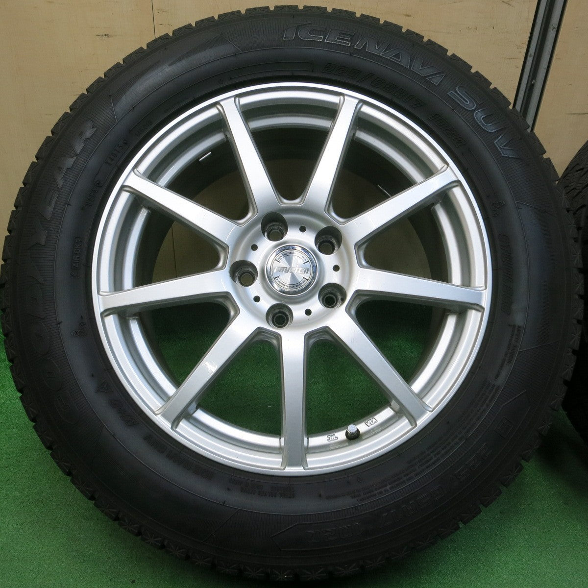 *送料無料* バリ溝！キレイ！9.5分★スタッドレス 225/65R17 グッドイヤー アイスナビ SUV ravrion ラブリオン 17インチ PCD114.3/5H★4040902イス