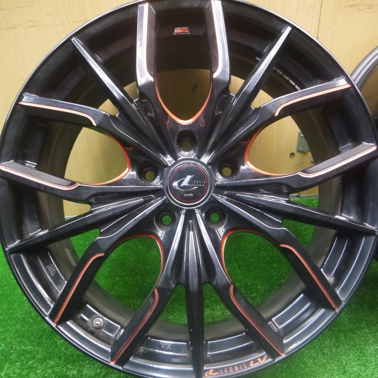 *送料無料* キレイ★LEONIS LV weds レオニス ウェッズ 18インチ ホイール 18×8J PCD114.3/5H★4082005Hホ