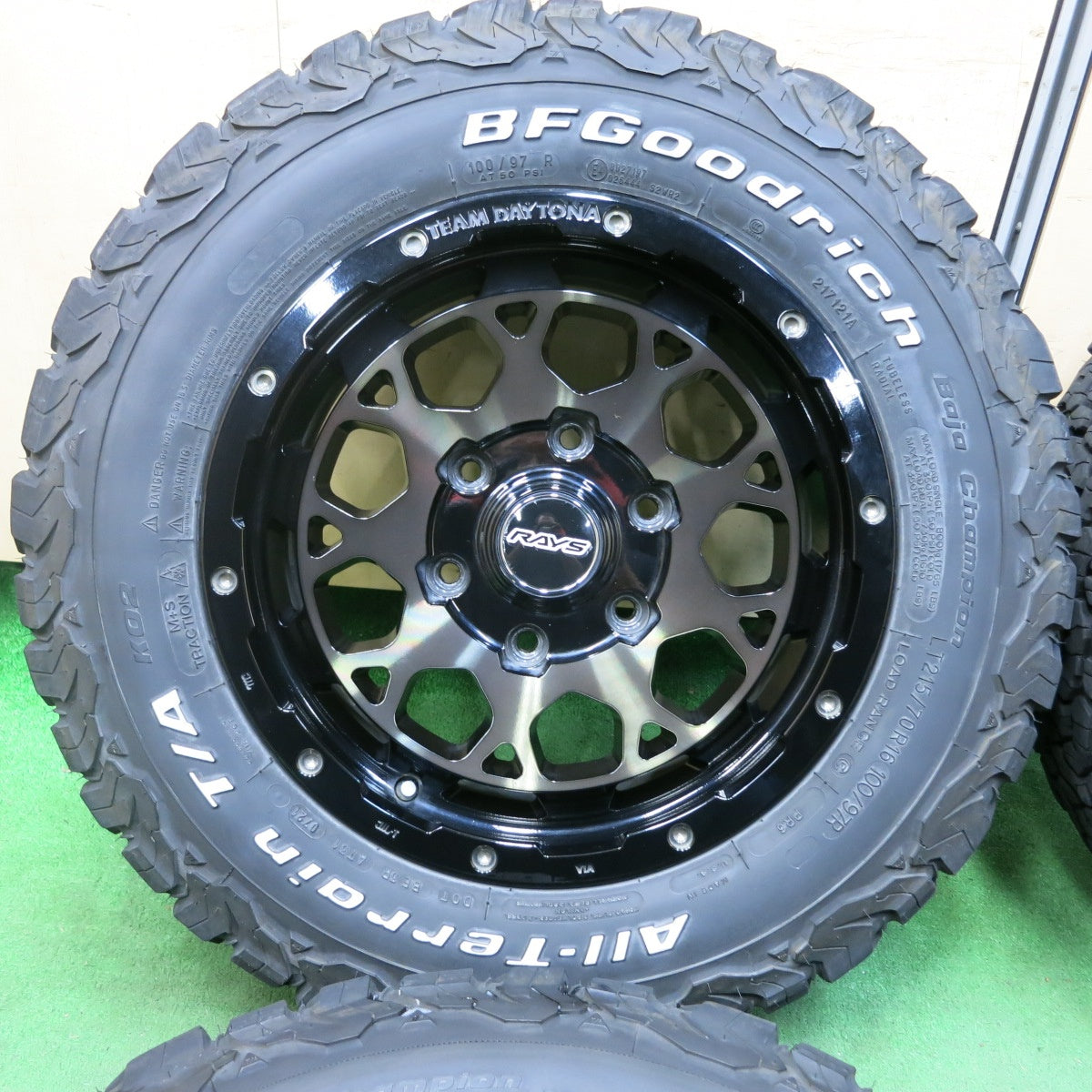 [送料無料] バリ溝！21年！綺麗！9.5分★RAYS DAYTONA M9 215/70R16 BFグッドリッチ All-Terrain T/A KO2 ホワイトレター レイズ デイトナ PCD139.7/6H★4102301SYノ