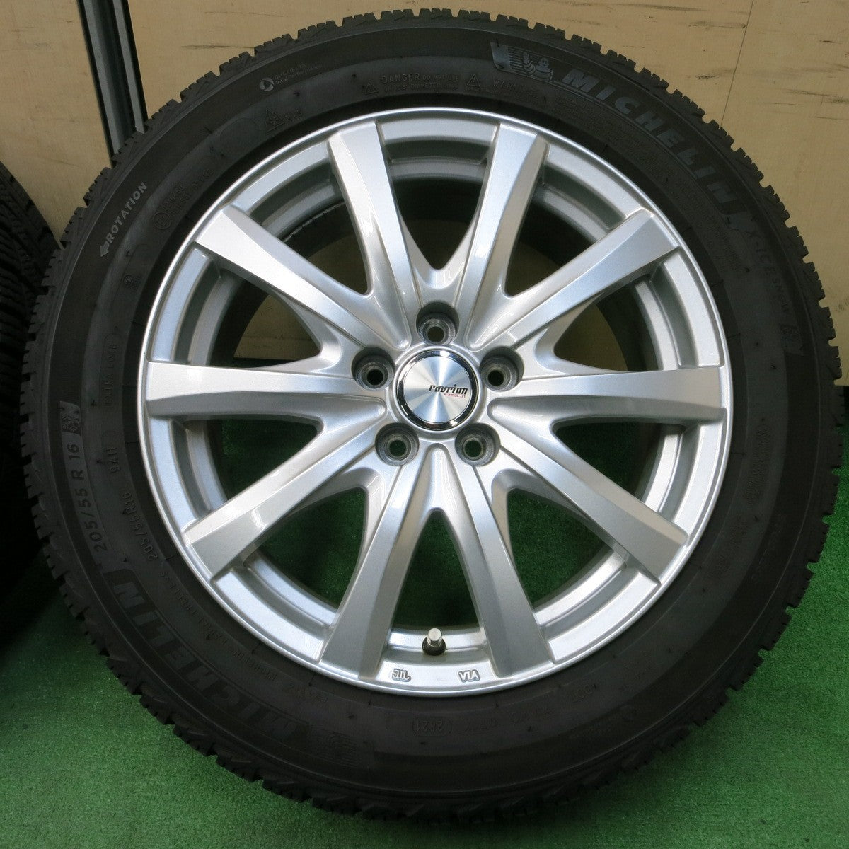 *送料無料* バリ溝！21年！キレイ！ほぼ10分★86 BRZ等 205/55R16 スタッドレス ミシュラン X-ICE SNOW ravrion RS01 ラブリオン PCD100/5H★4031906イス