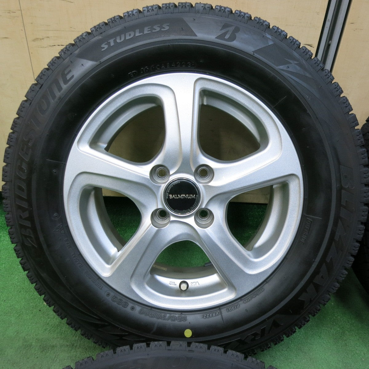 [送料無料] バリ溝！23年！キレイ！9.5分以上★スタッドレス 185/70R14 ブリヂストン ブリザック VRX2 BALMINUM バルミナ 14インチ PCD100/4H★4121112SYス