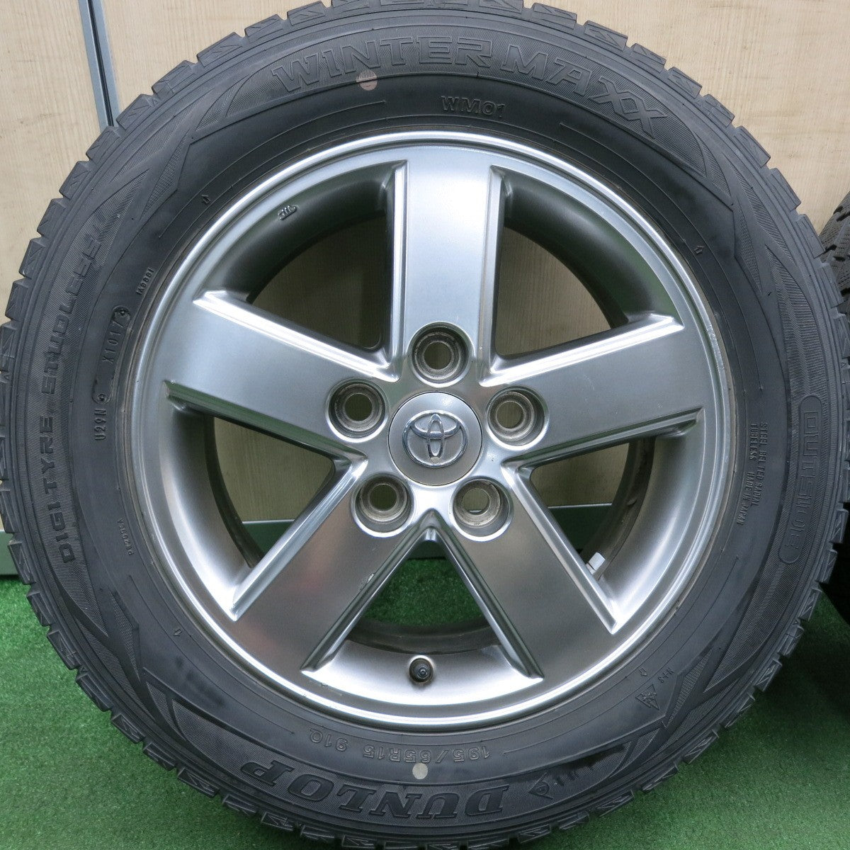 *送料無料* 4本価格★トヨタ 60系 ヴォクシー ノア 純正 195/65R15 スタッドレス ダンロップ ウインターマックス WM01 PCD114.3/5H★4050605HAス