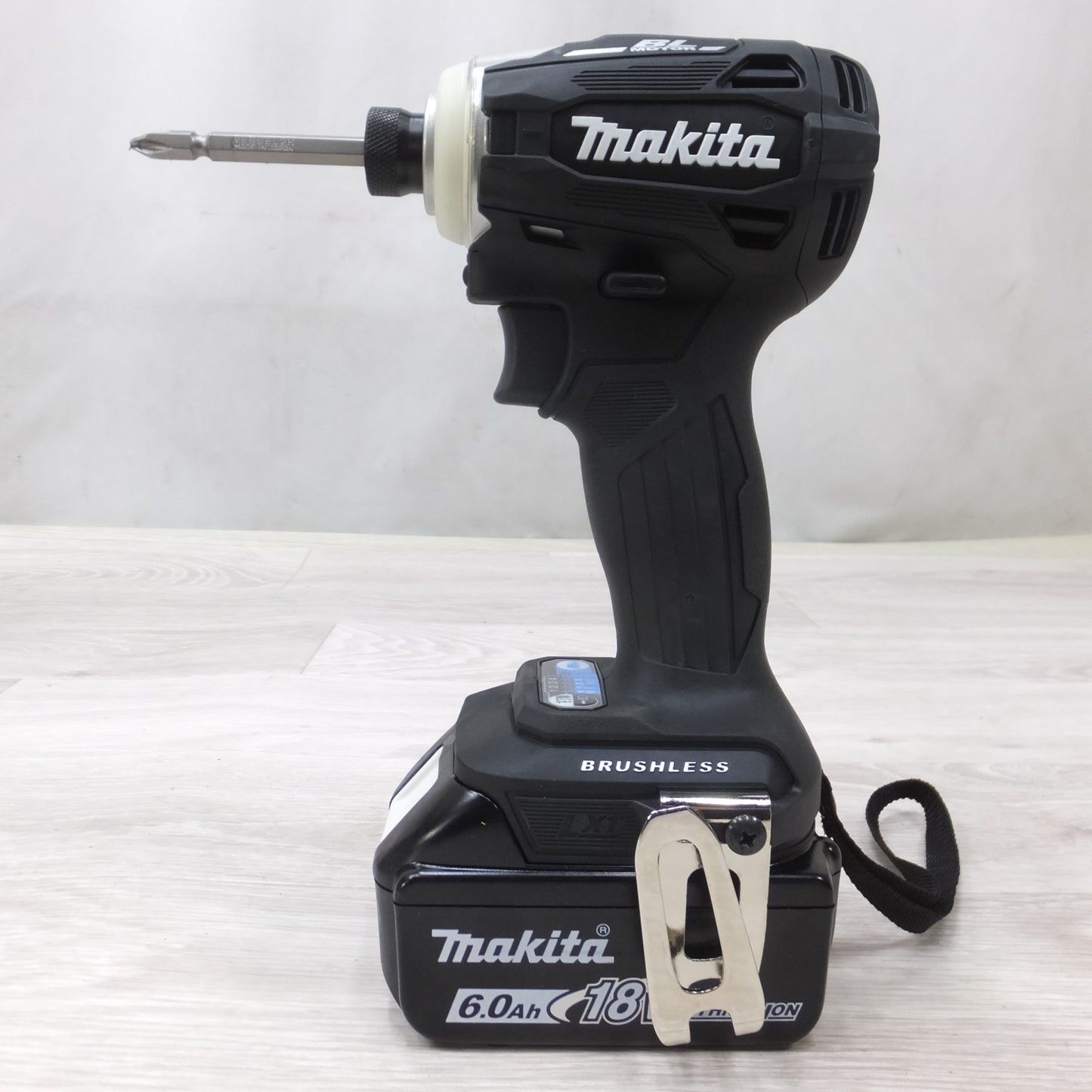 [送料無料] 美品◆makita マキタ 充電式インパクトドライバ TD172DRGXB 18V バッテリー2個 充電器付き 電動工具◆