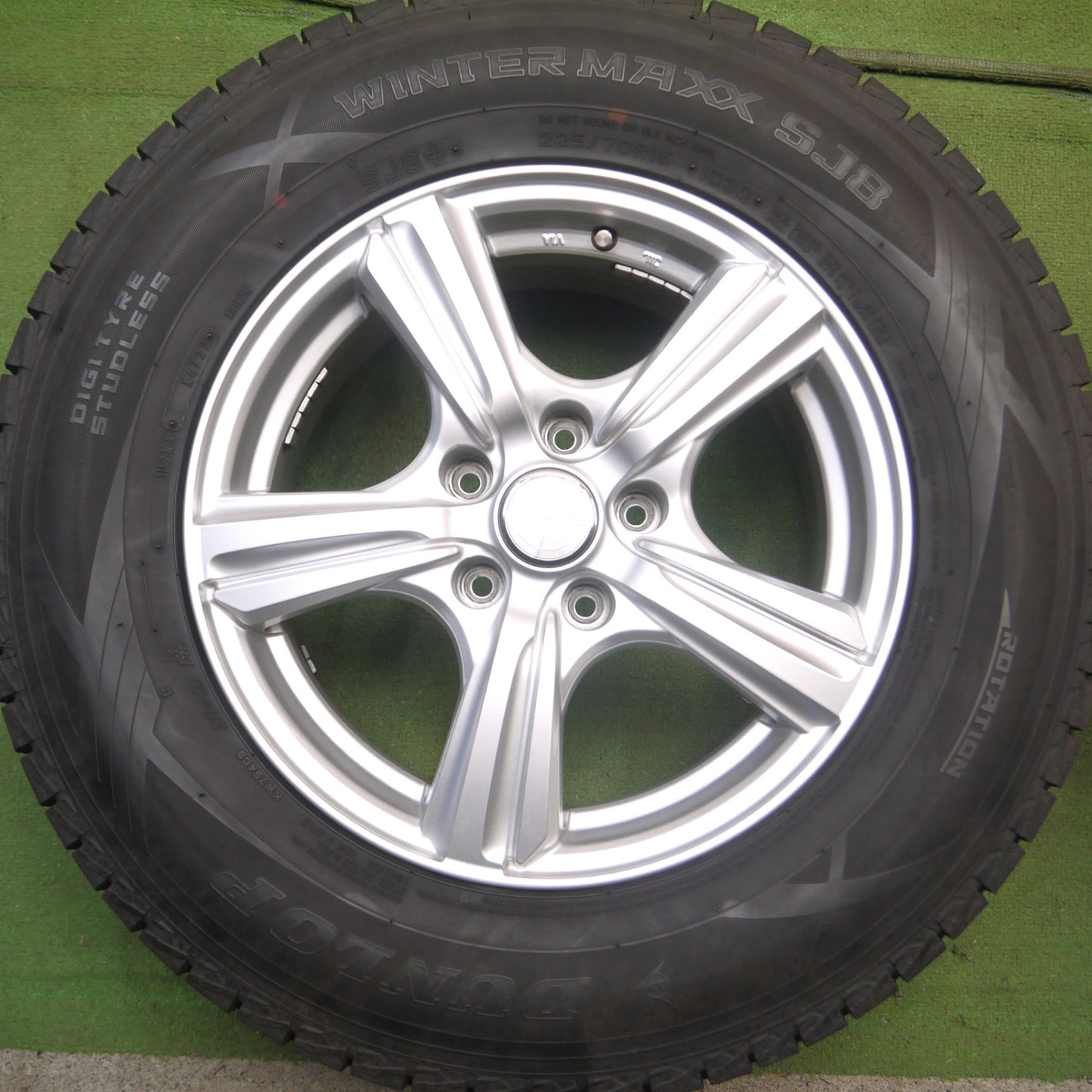 *送料無料* バリ溝！22年！綺麗！9分★スタッドレス 225/70R16 ダンロップ ウインターマックス SJ8 VIOLENTO ヴィオレント PCD114.3/5H★4062109Hス