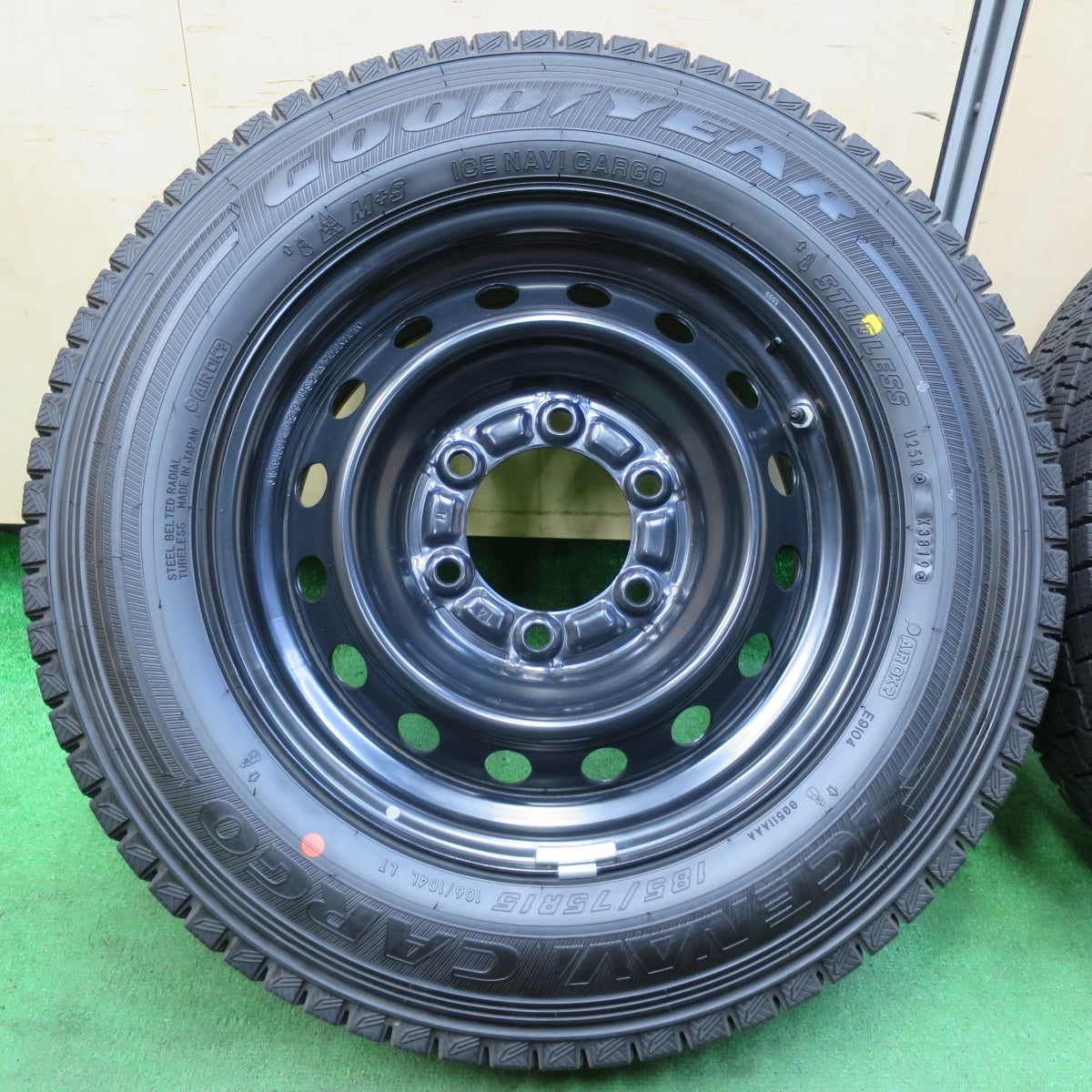 *送料無料* バリ溝！キレイ！ほぼ10分★トヨタ レジアスエース 純正 スチール 185/75R15 106/104L スタッドレス グッドイヤー  アイスナビ カーゴ PCD139.7/6H★4070903イス