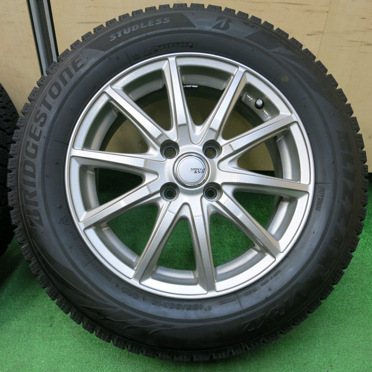 *送料無料* バリ溝！22年！キレイ！8.5分★スタッドレス 185/65R15 ブリヂストン ブリザック VRX2 SIBILLA NEXT GS-5 シビラ PCD100/4H★4032709イス