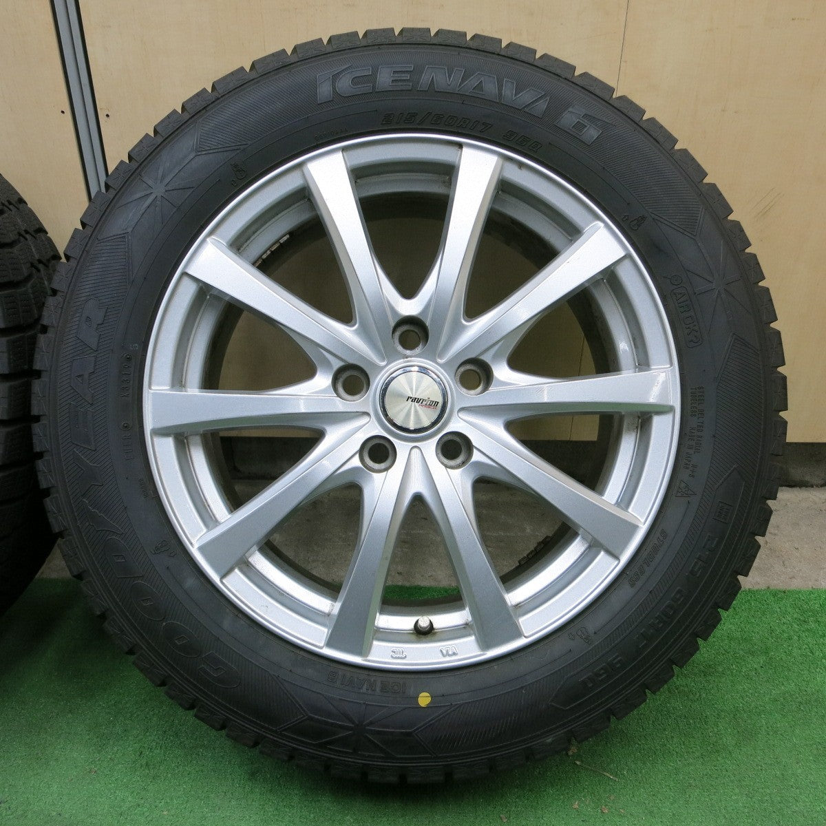 *送料無料* バリ溝！9.5分以上★スタッドレス 215/60R17 グッドイヤー アイスナビ6 ravrion RS01 ラブリオン 17インチ PCD114.3/5H★4061804ナス