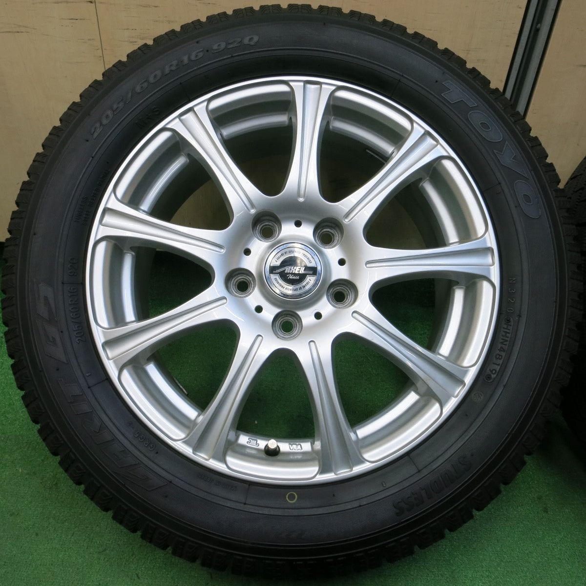 *送料無料* 超バリ溝！キレイ！ほぼ10分★スタッドレス 205/60R16 トーヨー ガリット G5 AXEL Three アクセル 16インチ PCD114.3/5H★4040204イス