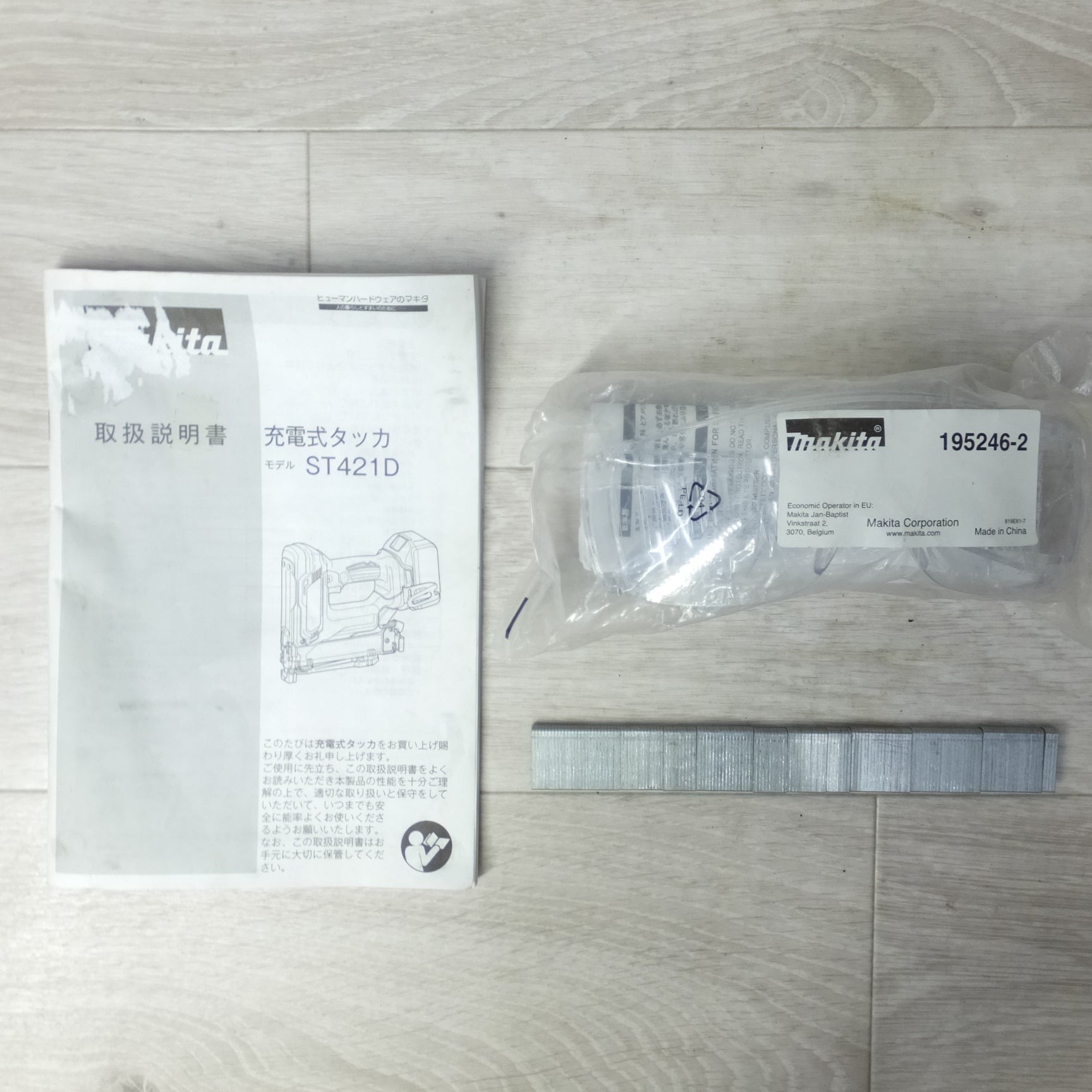 送料無料] ◇マキタ 充電式 タッカ ST421D 18V J線 4mm 本体