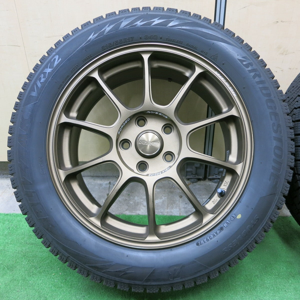 *送料無料* 超バリ溝！キレイ！ほぼ10分★RAYS VOLK RACING ZE40 鍛造 215/55R17 スタッドレス ブリヂストン ブリザック VRX2 レイズ PCD112/5H★4070901ナス