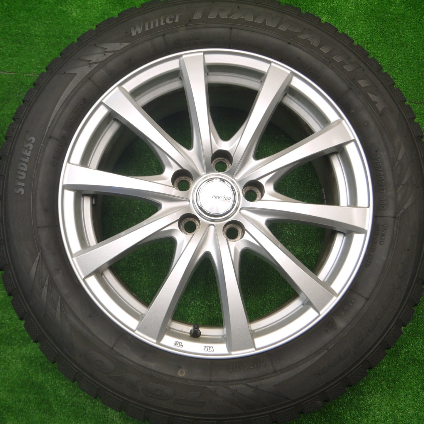 *送料無料* バリ溝！22年！キレイ！9.5分以上★スタッドレス 225/60R17 トーヨー ウインター トランパス TX ravrion RS01 ラブリオン PCD114.3/5H★4080503Hス