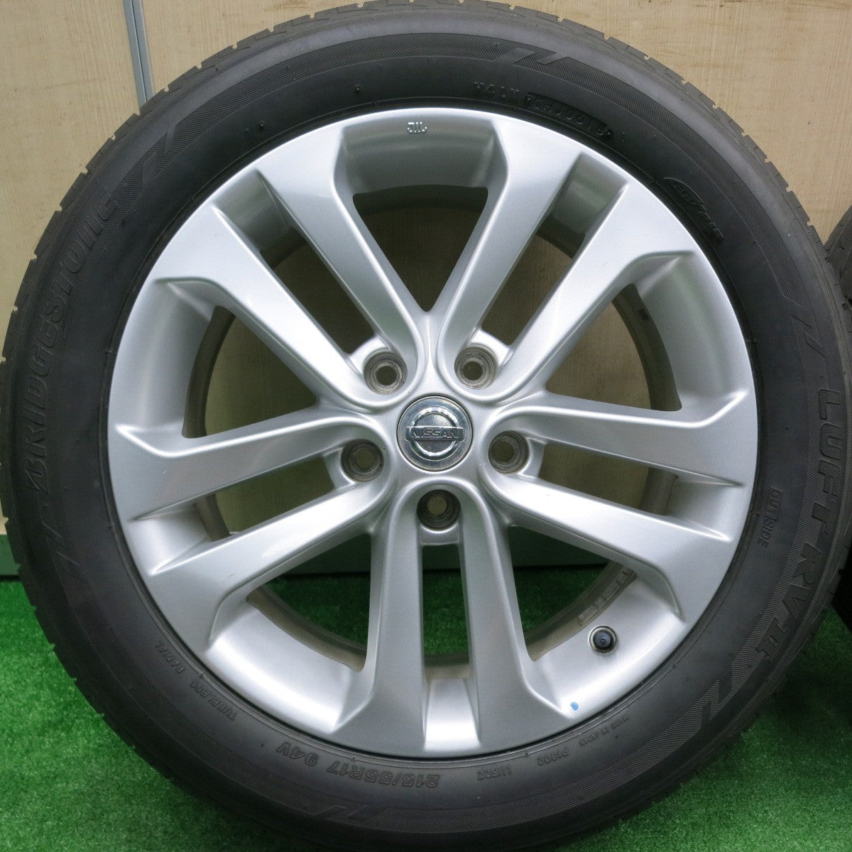 [送料無料] バリ溝！8.5分★日産 ジューク 純正 215/55R17 ブリヂストン LUFT RV2 ルフト 17インチ PCD114.3/5H★4101611HAノ