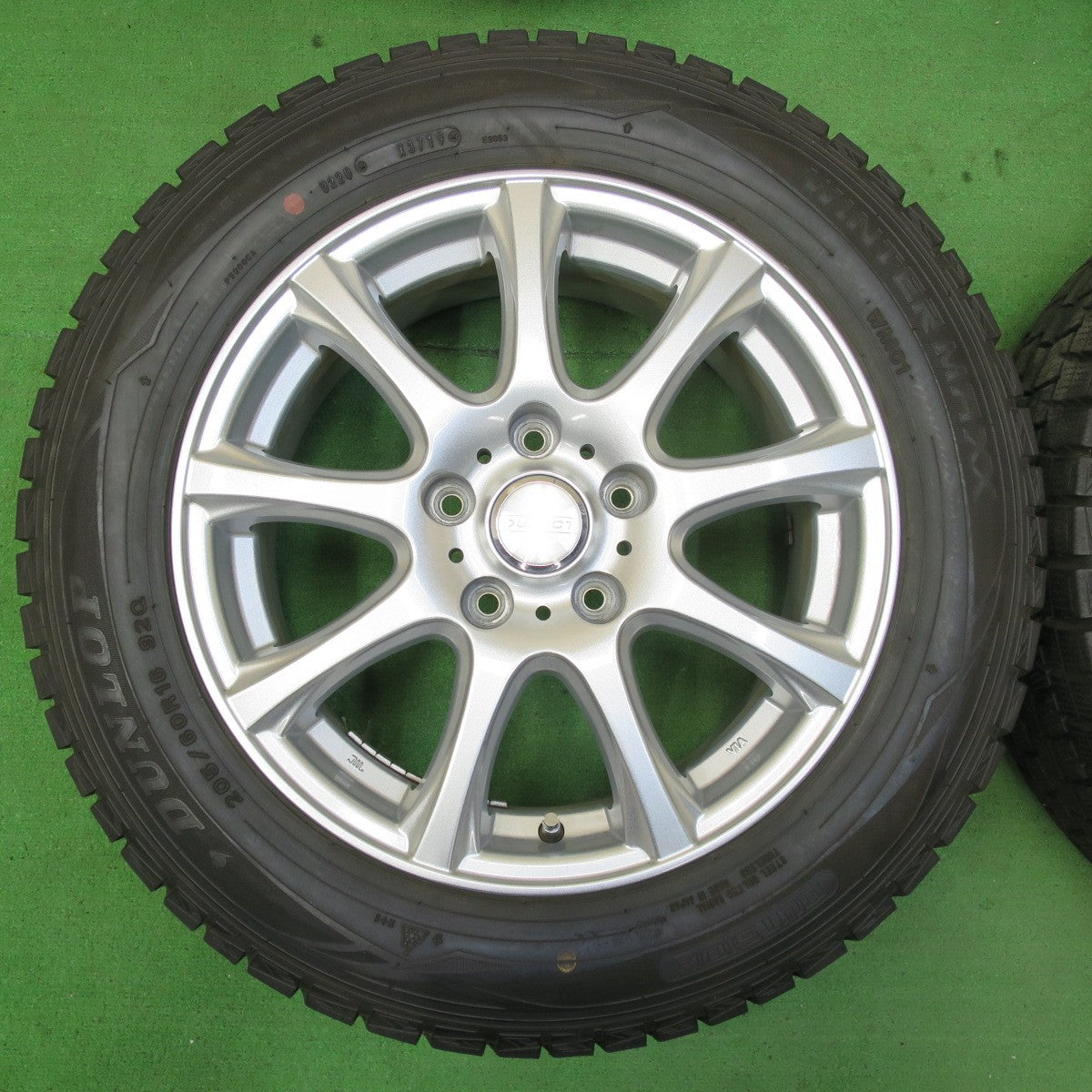 *送料無料* バリ溝！キレイ！9.5分以上★スタッドレス 205/60R16 ダンロップ ウインターマックス WM01 DUFACT デュファクト 16インチ PCD114.3/5H★4090103イス