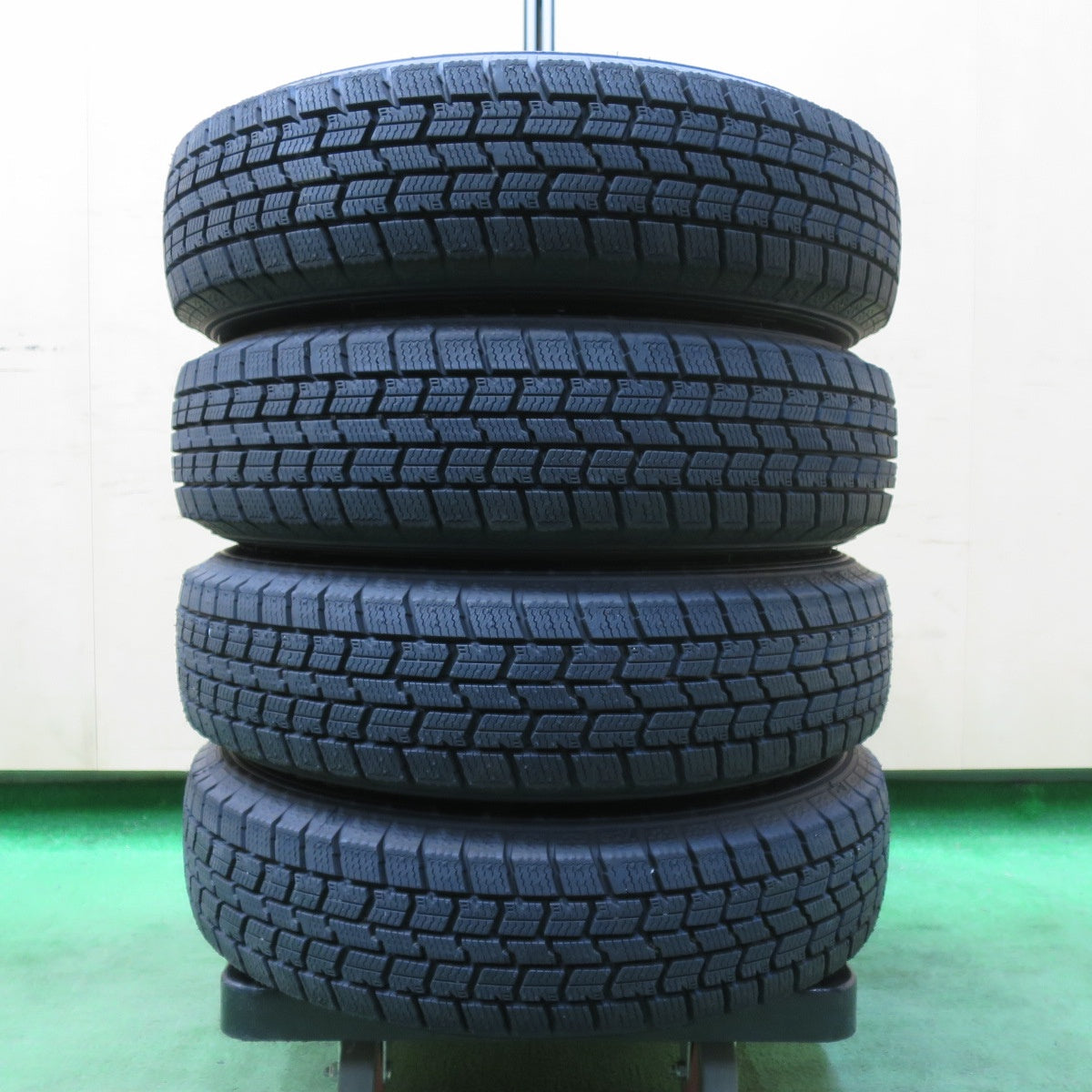 [送料無料] 超バリ溝！23年！キレイ！ほぼ10分★スタッドレス 145/80R13 グッドイヤー アイスナビ7 JOKER ジョーカー 13インチ PCD100/4H★4120610イス