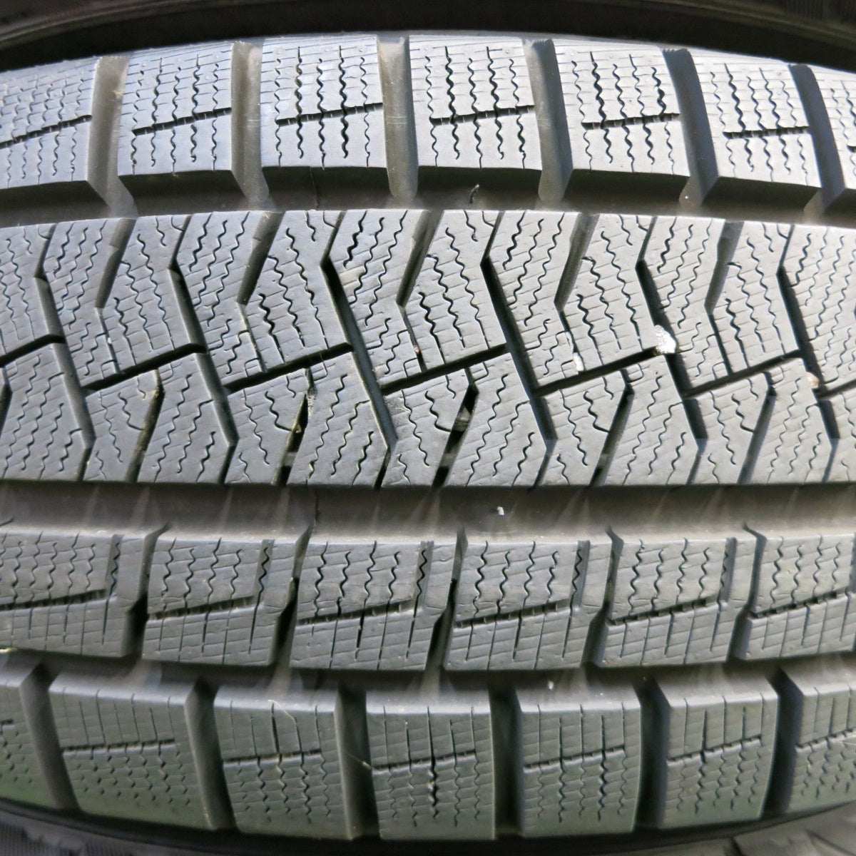 *送料無料* バリ溝！キレイ！9.5分以上★スタッドレス 195/65R15 ピレリ アイスアシンメトリコ プラス VELVA ヴェルヴァ 15インチ PCD114.3/5H★4051705イス