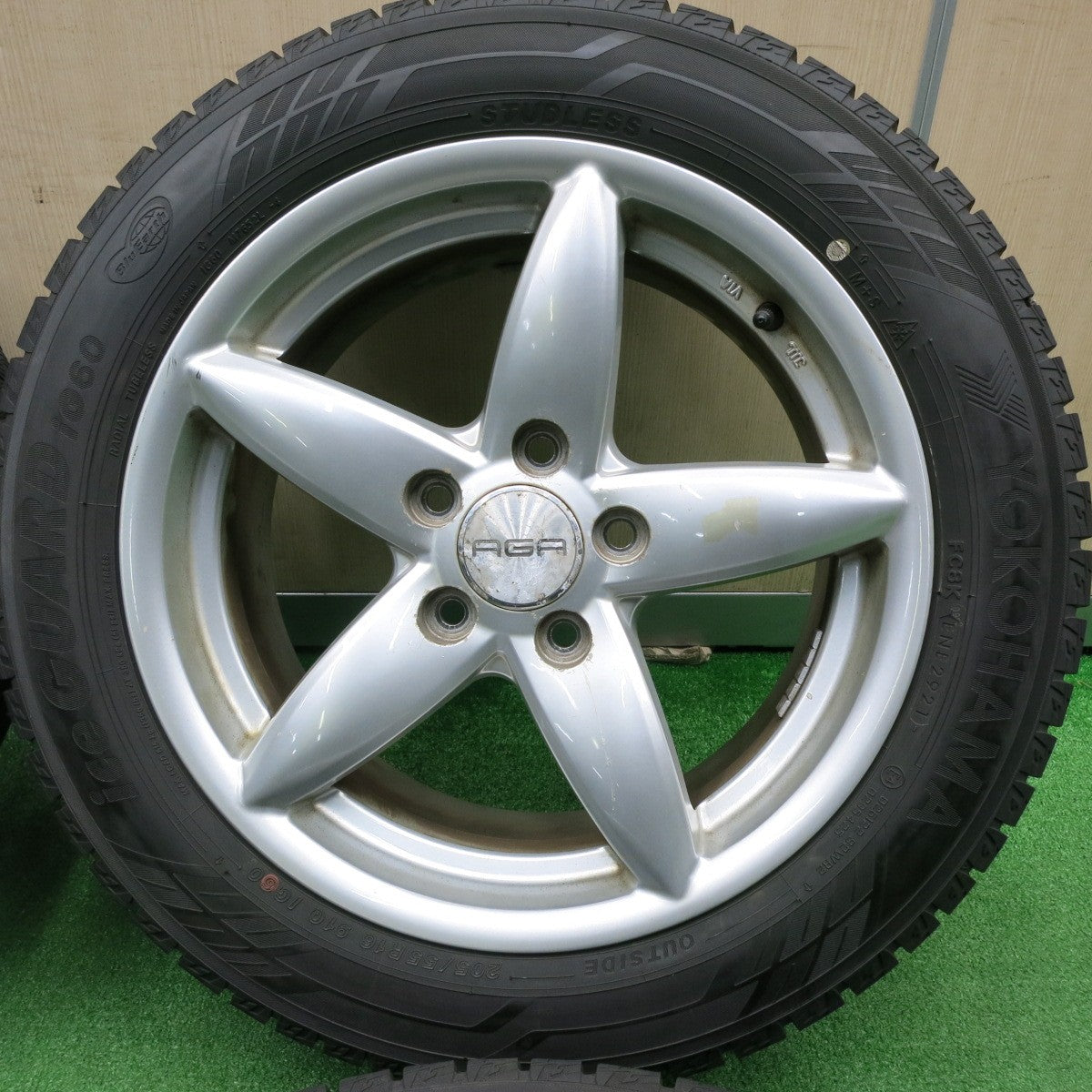 [送料無料] バリ溝！21年！9.5分★ワーゲン等 AGA TARGA 205/55R16 スタッドレス ヨコハマ アイスガード iG60 16インチ PCD112/5H★4112707TNス