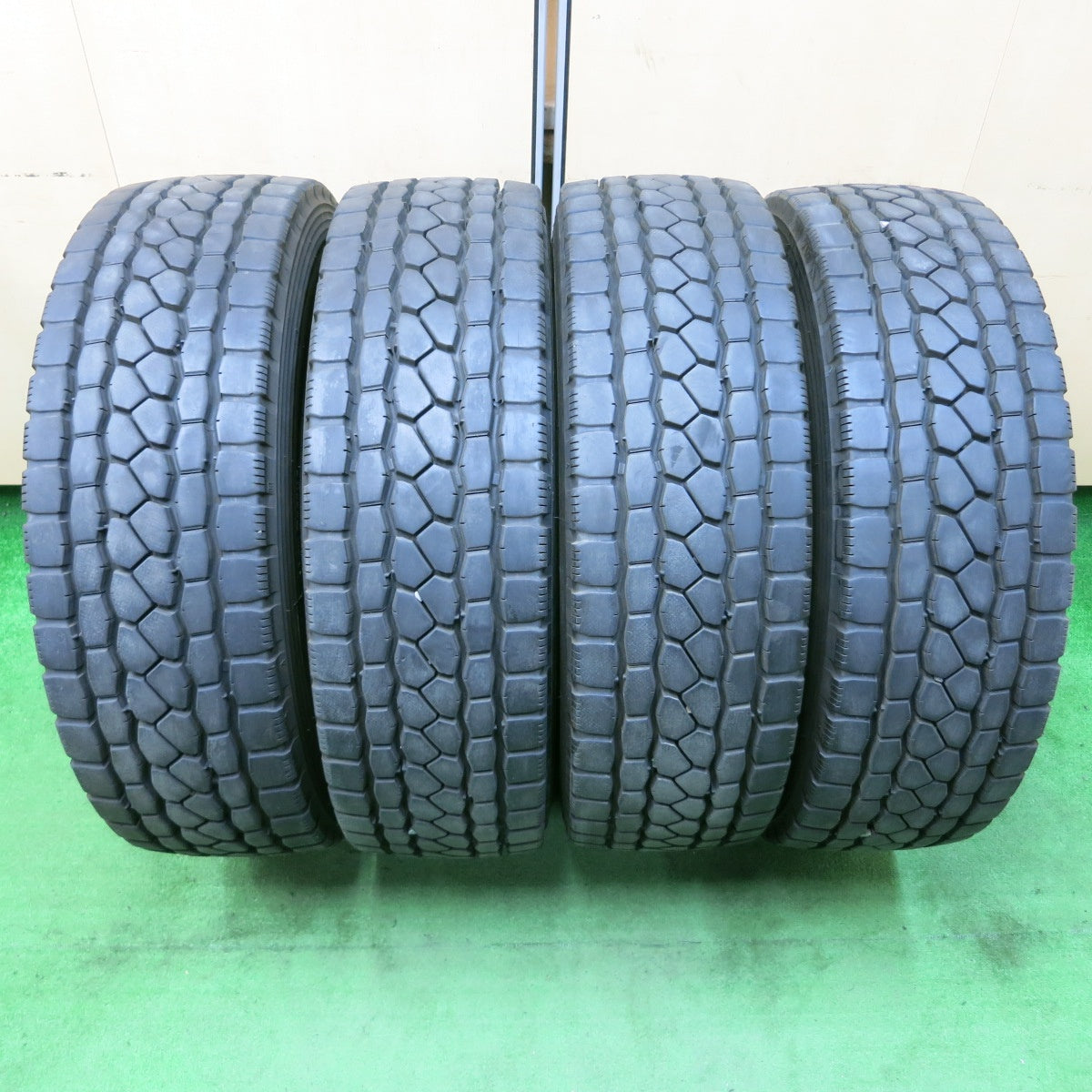 *送料無料* バリ溝！23年！9.5分★トラック タイヤ 245/70R19.5 136/134J ブリヂストン エコピア M801Ⅱ ミックス オールシーズン 19.5インチ★4031703IMオタ