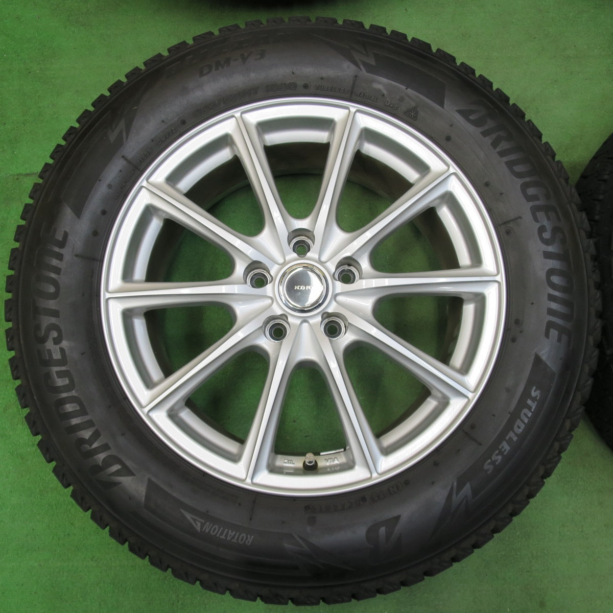 [送料無料] バリ溝！キレイ！9分★スタッドレス 225/65R17 ブリヂストン ブリザック DM-V3 ECO FORME エコフォルム 17インチ PCD114.3/5H★5011708イス