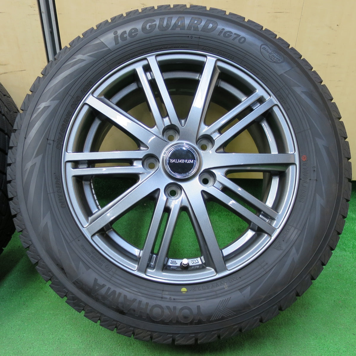 *送料無料* バリ溝！22年！キレイ！ほぼ10分★スタッドレス 215/60R16 ヨコハマ アイスガード iG70 BALMINUM バルミナ 16インチ PCD114.3/5H★4060804イス