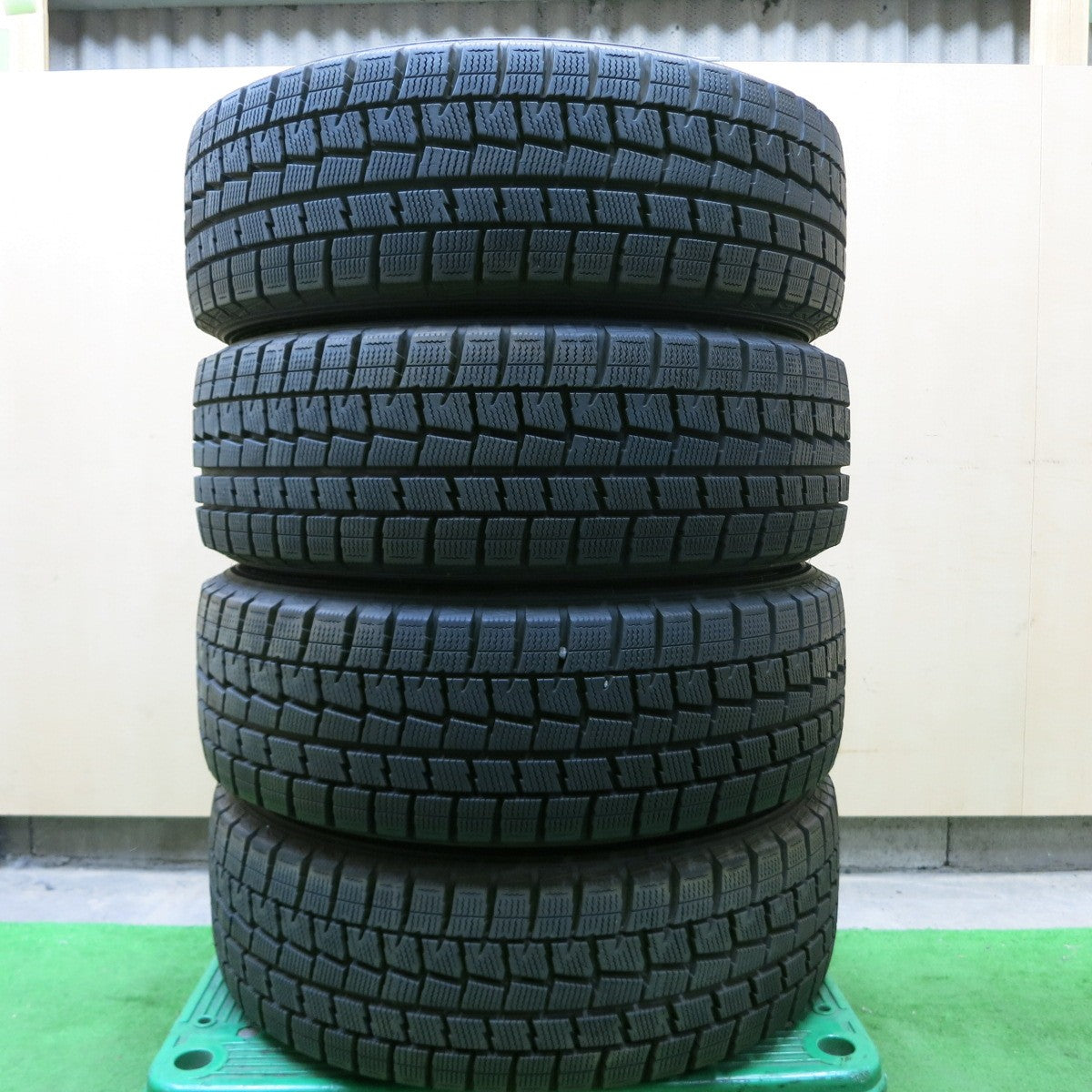 *送料無料* バリ溝！キレイ！9.5分以上★スタッドレス 185/60R15 ダンロップ ウインターマックス WM01 JOKER ジョーカー PCD100/4H★4051113イス