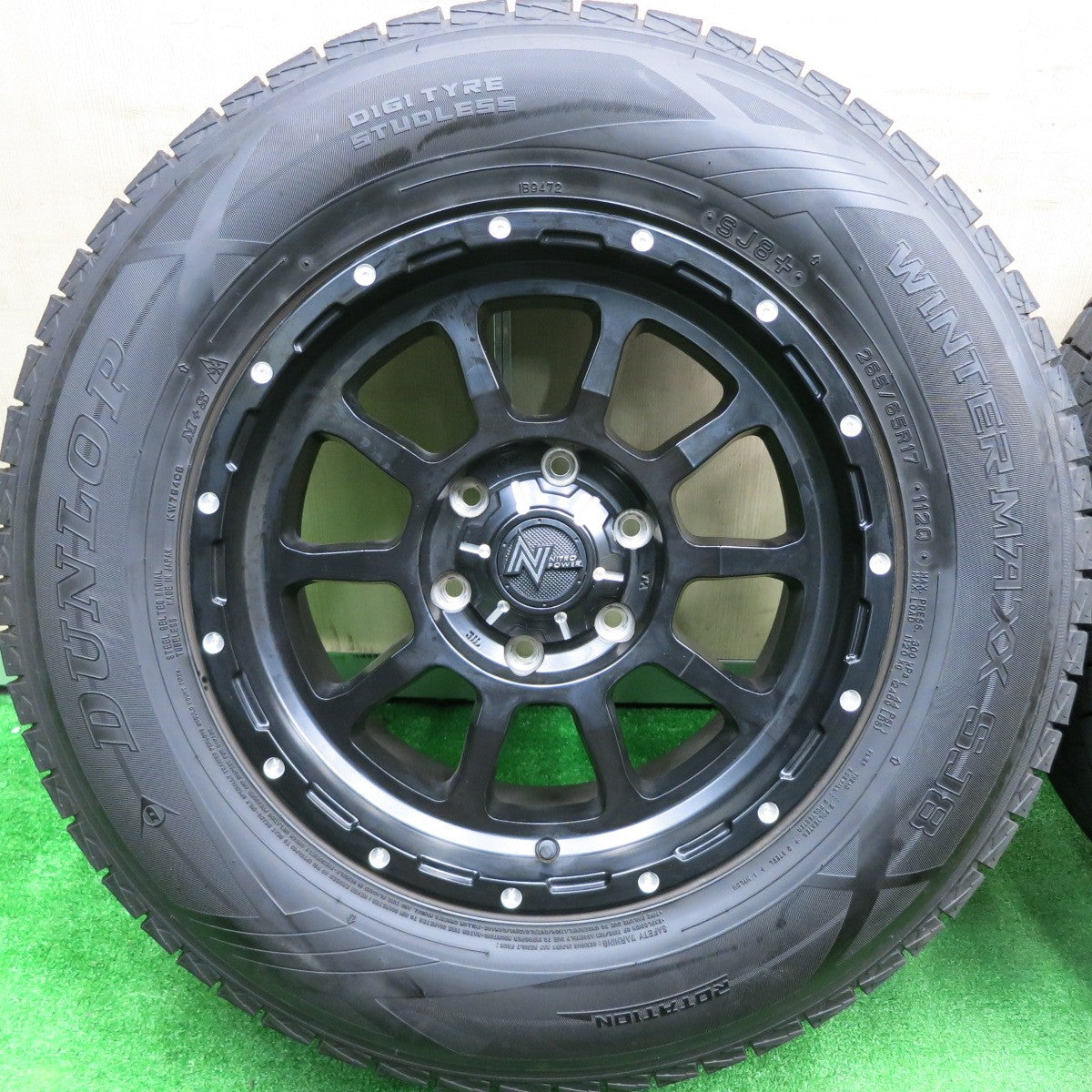 [送料無料] バリ溝！23年！9.5分★NITRO POWER M10 ナイトロパワー 265/65R17 スタッドレス ダンロップ ウインターマックス SJ8 PCD139.7/6H★4101201HAス