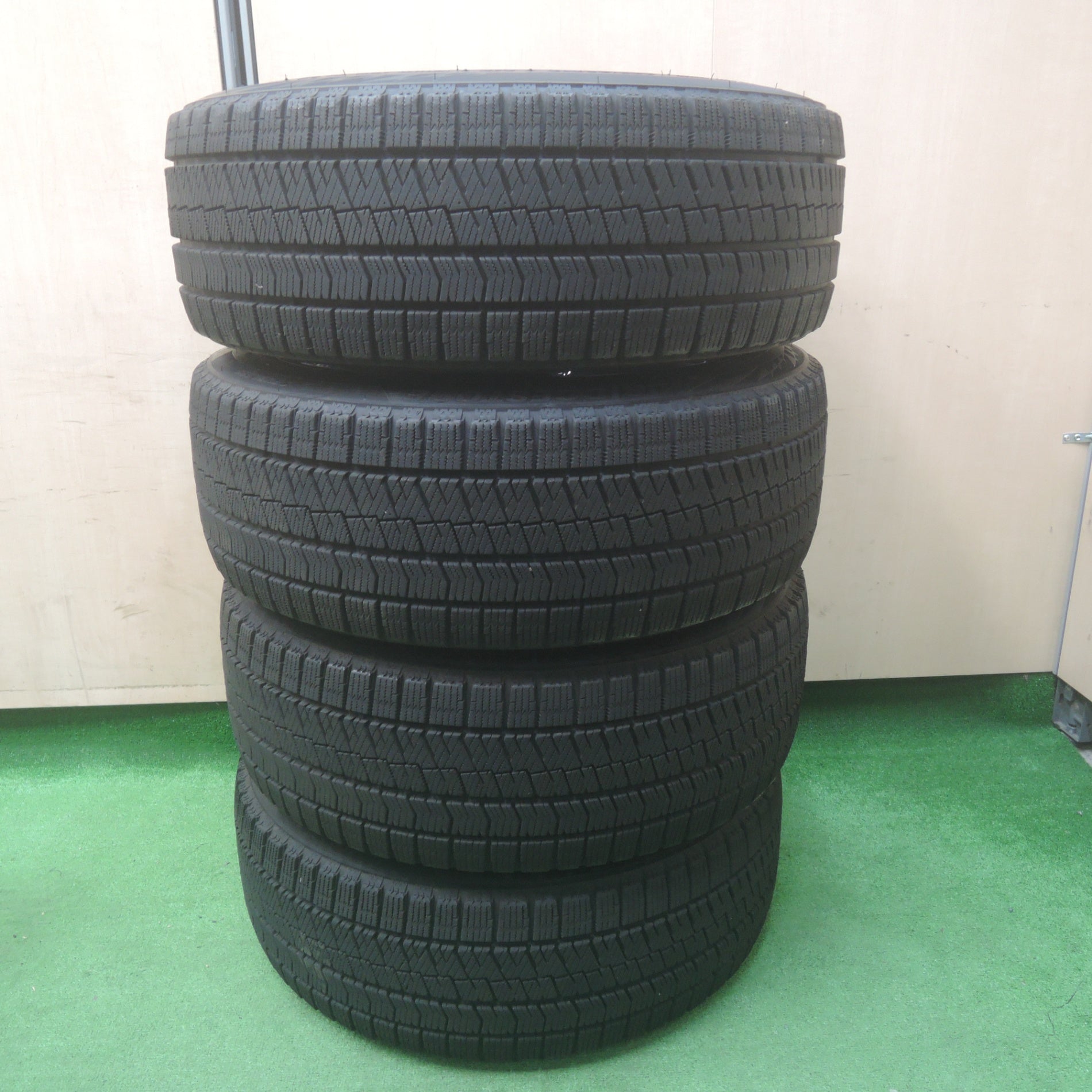 新着商品 h☆バリ溝スタッドレス☆225/45R18☆国産ダンロップ製 