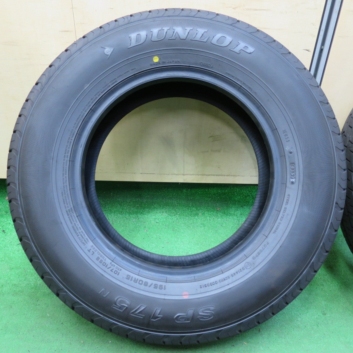 *送料無料* 新車外し！24年★195/80R15 107/105S ダンロップ SP175N タイヤ 15インチ ハイエース キャラバン 等★4072905イノタ